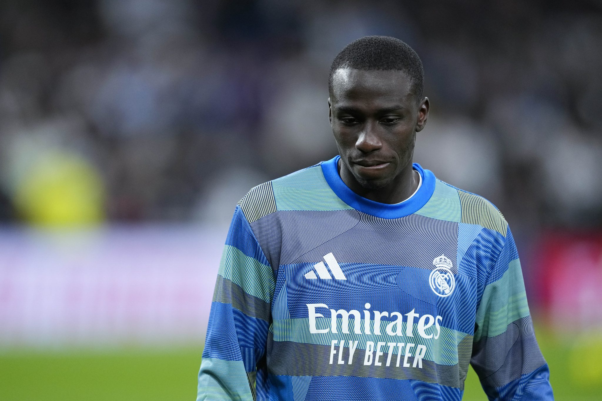 O lateral franc&ecirc;s Ferland Mendy se aquece antes de jogo do Real Madrid