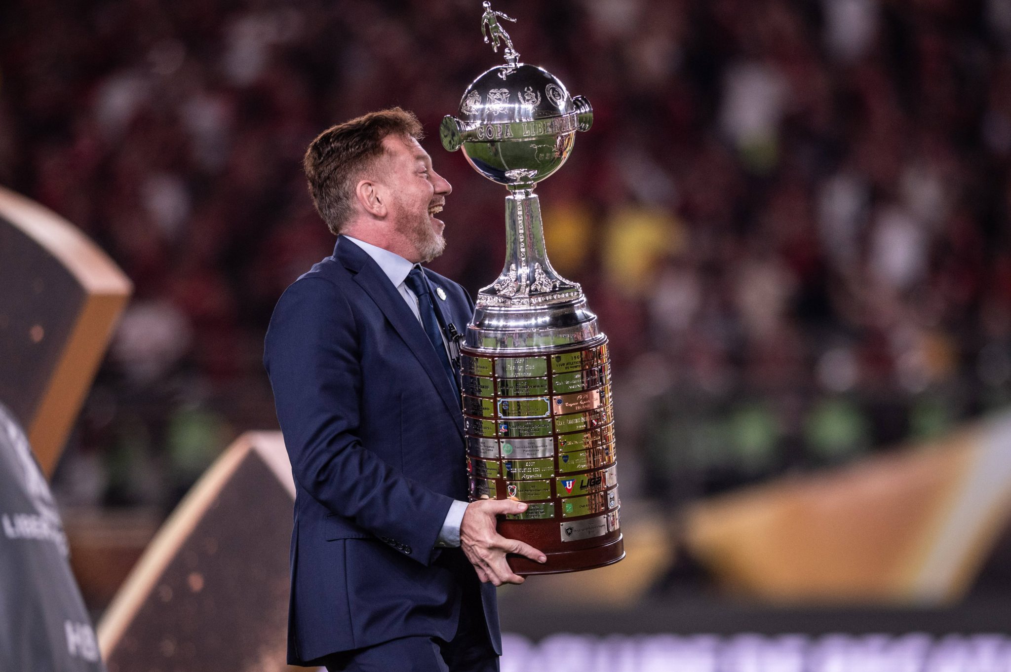 O presidente da Conmebol, Alejandro Dominguez, com o trof&eacute;u da Libertadores