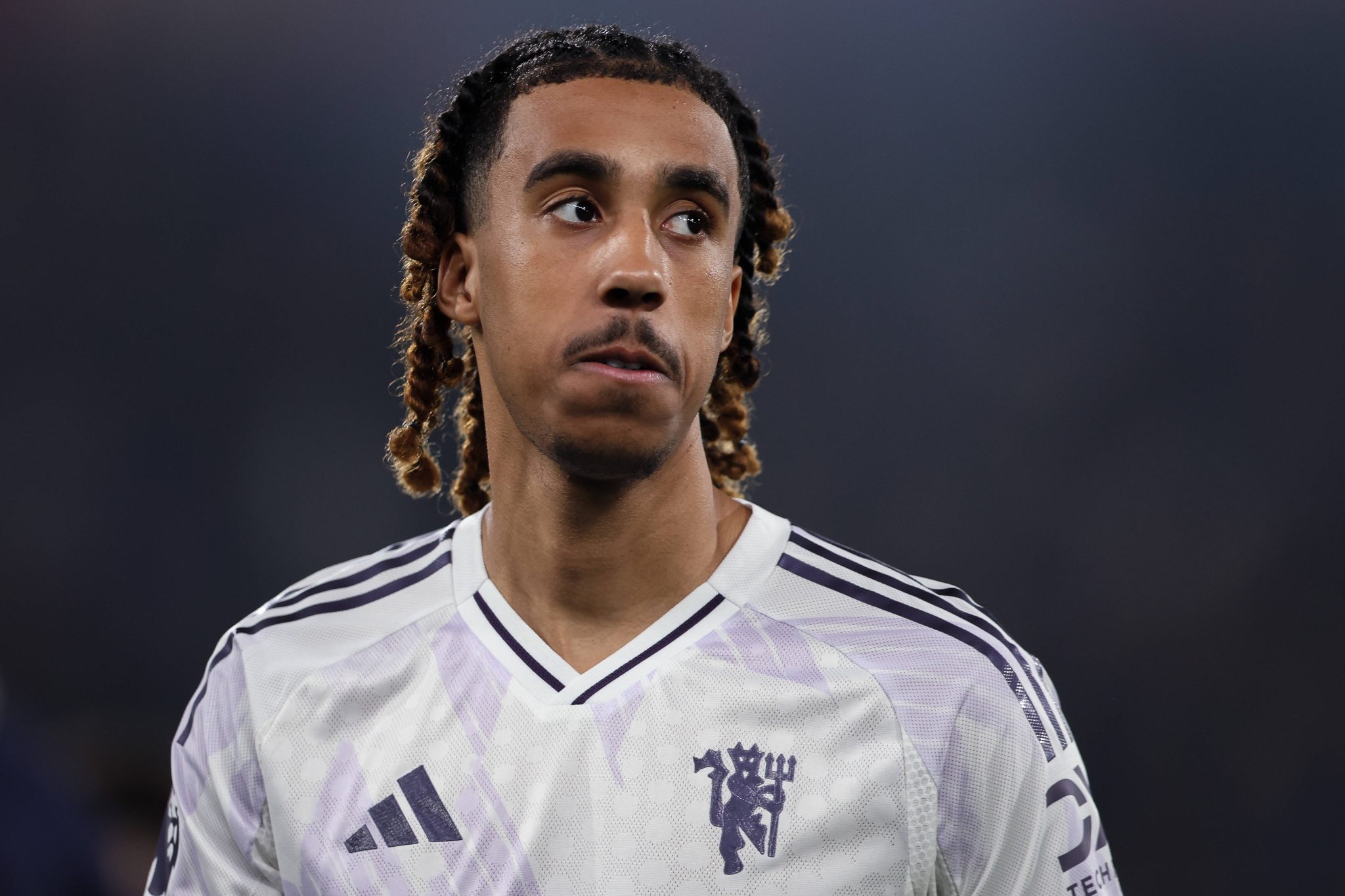 O zagueiro Leny Yoro em jogo do Manchester United