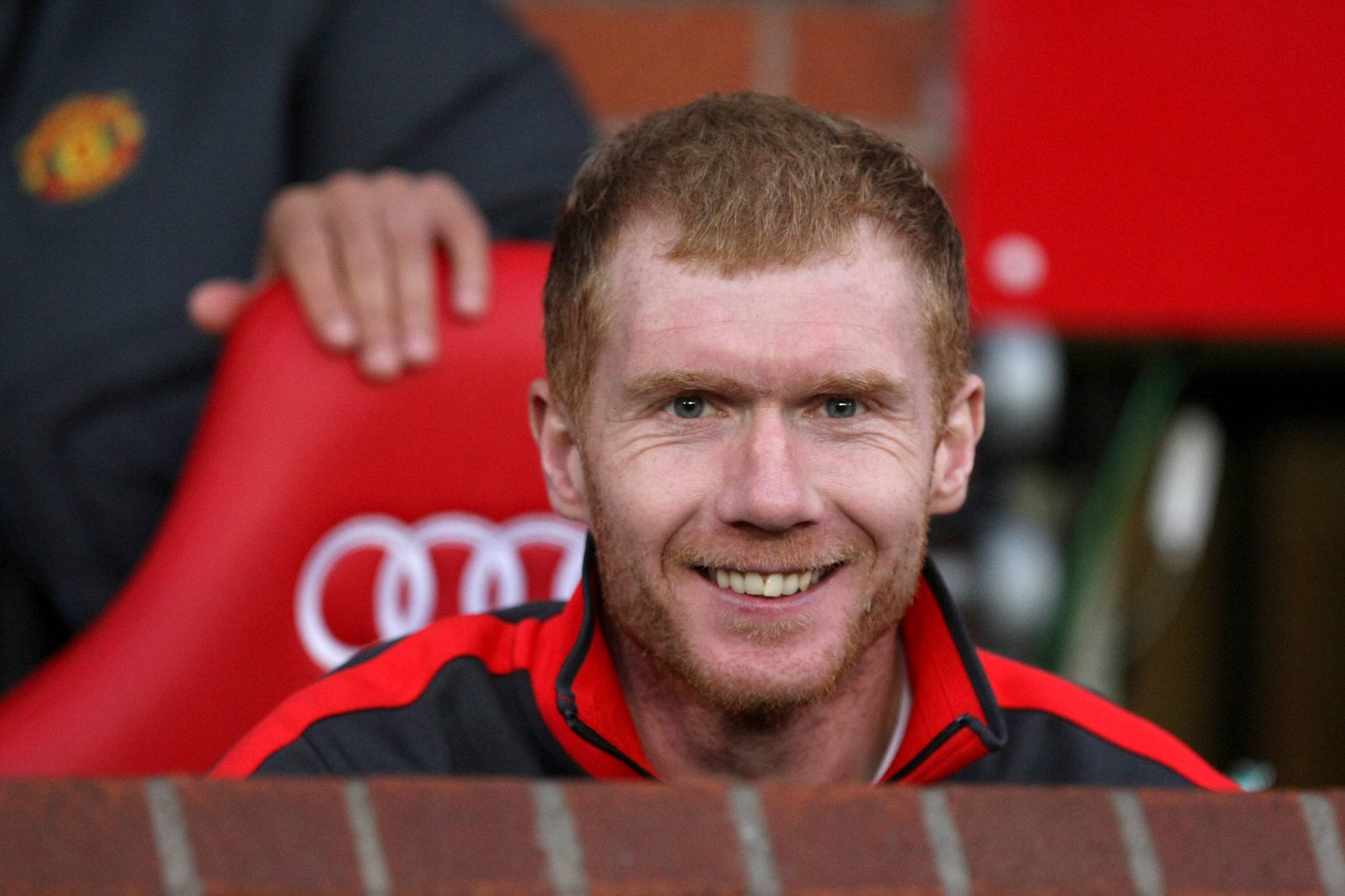 Paul Scholes no banco de reservas em jogo do Manchester United