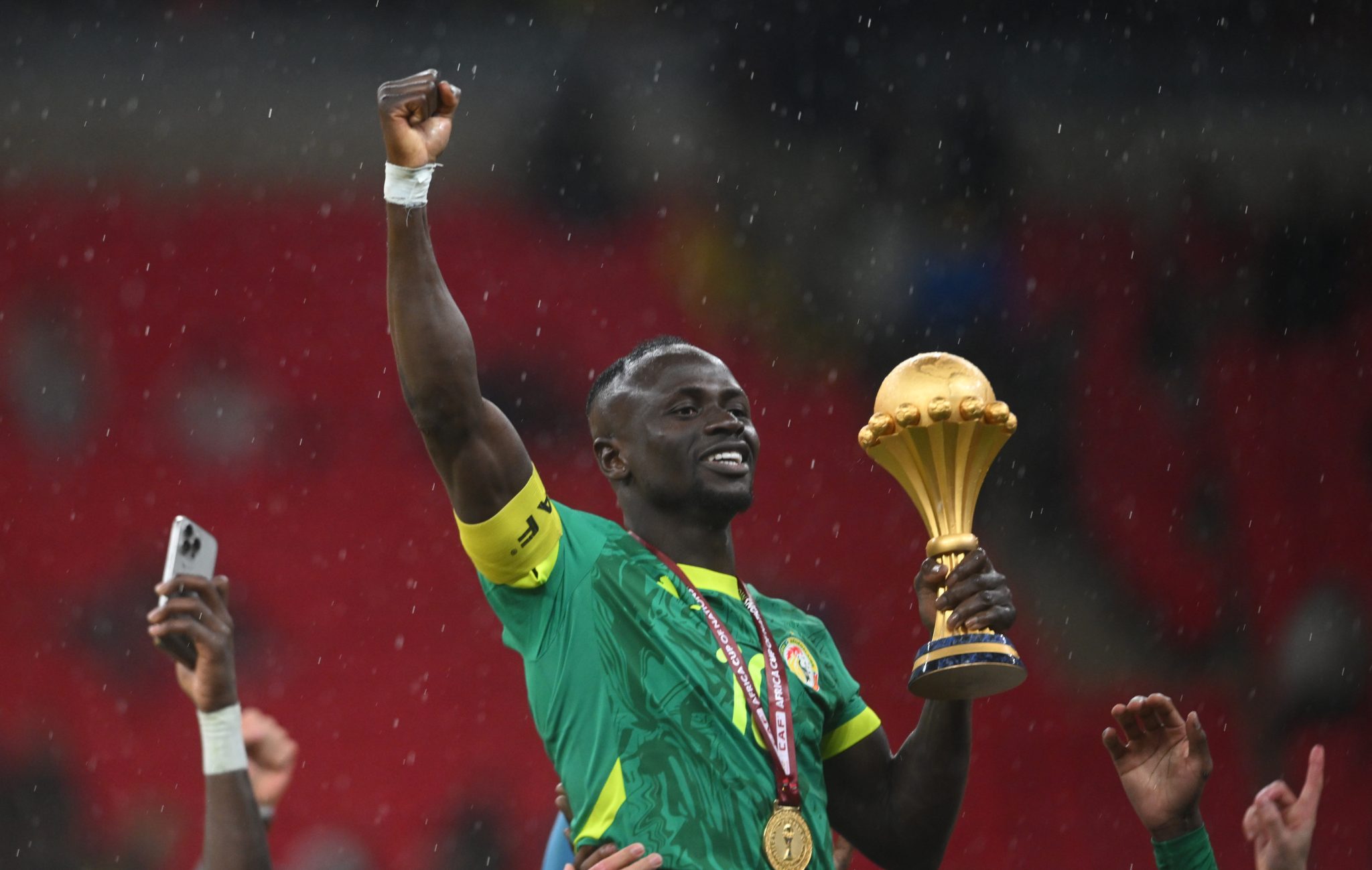 Sadio Man&eacute; ergue a ta&ccedil;a da Copa Africana de Na&ccedil;&otilde;es conquistada por Senegal