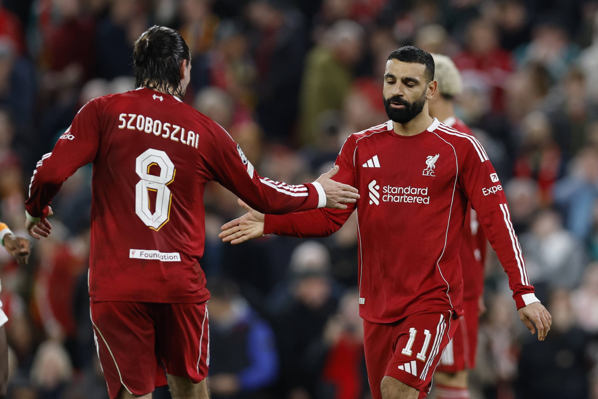 Szobozslai em Salah se cumprimentam em jogo do Liverpool