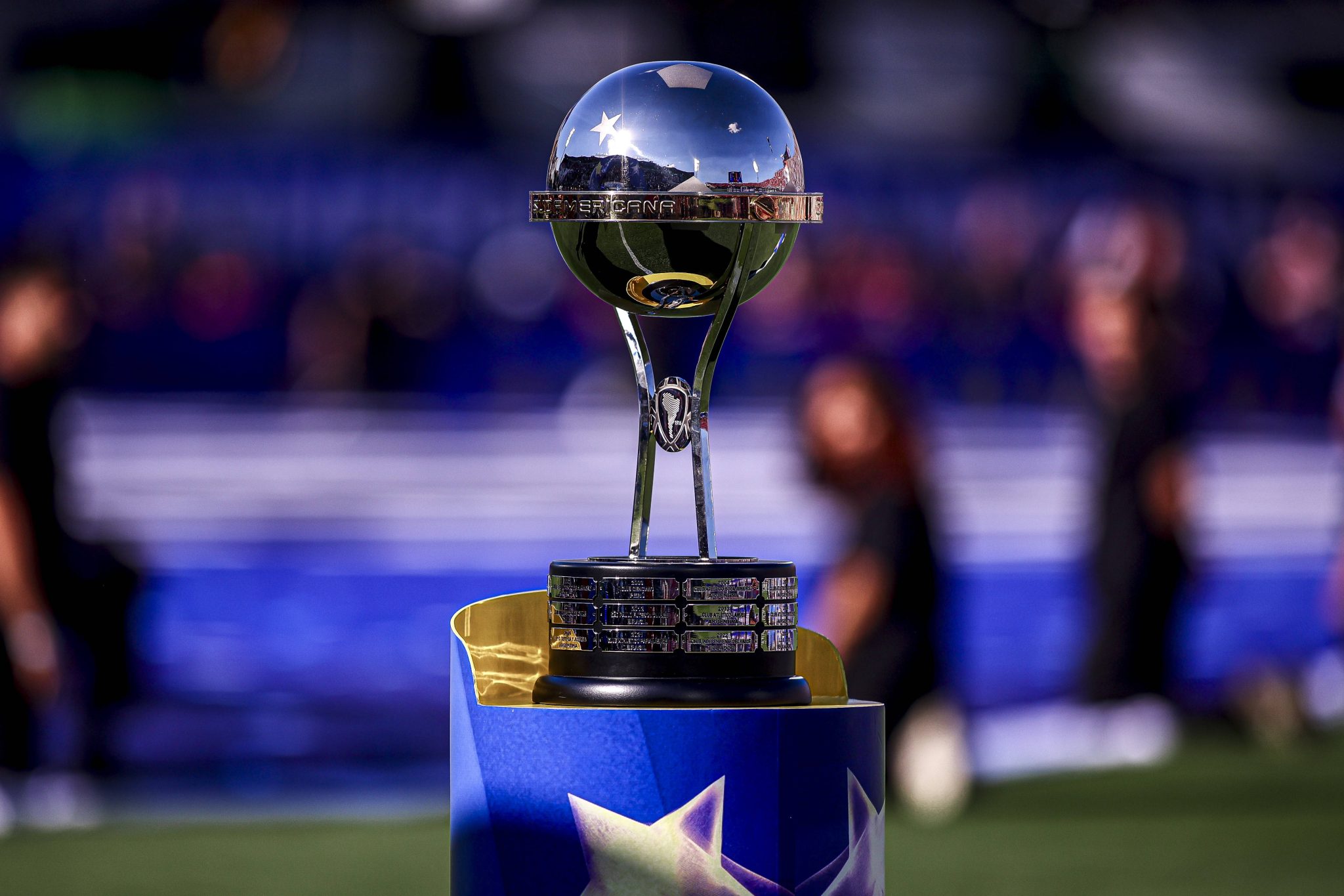 Trof&eacute;u da Copa Sul-Americana &eacute; exibido antes da final de 2025