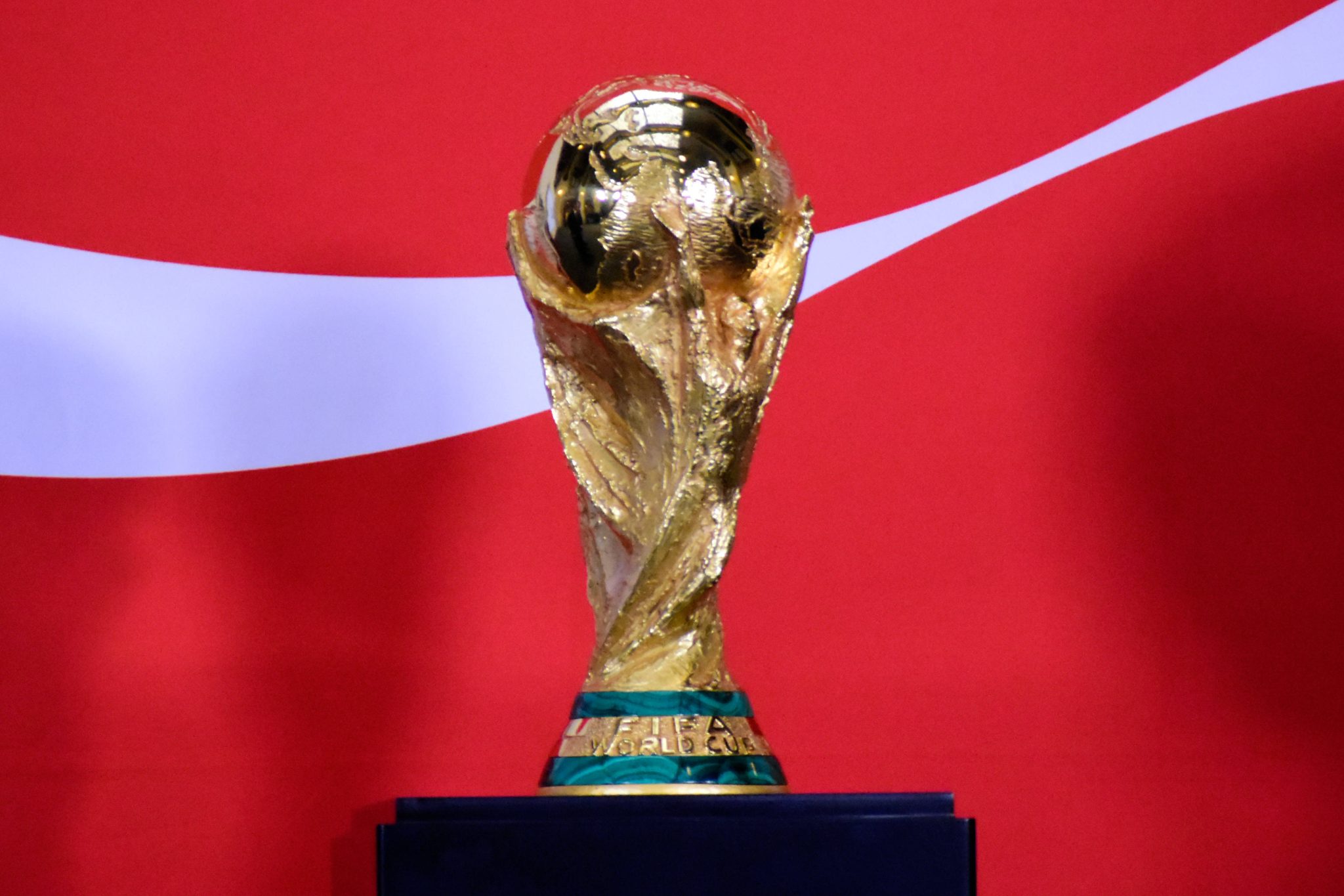 Trof&eacute;u da Copa do Mundo &eacute; exibido em evento da Fifa