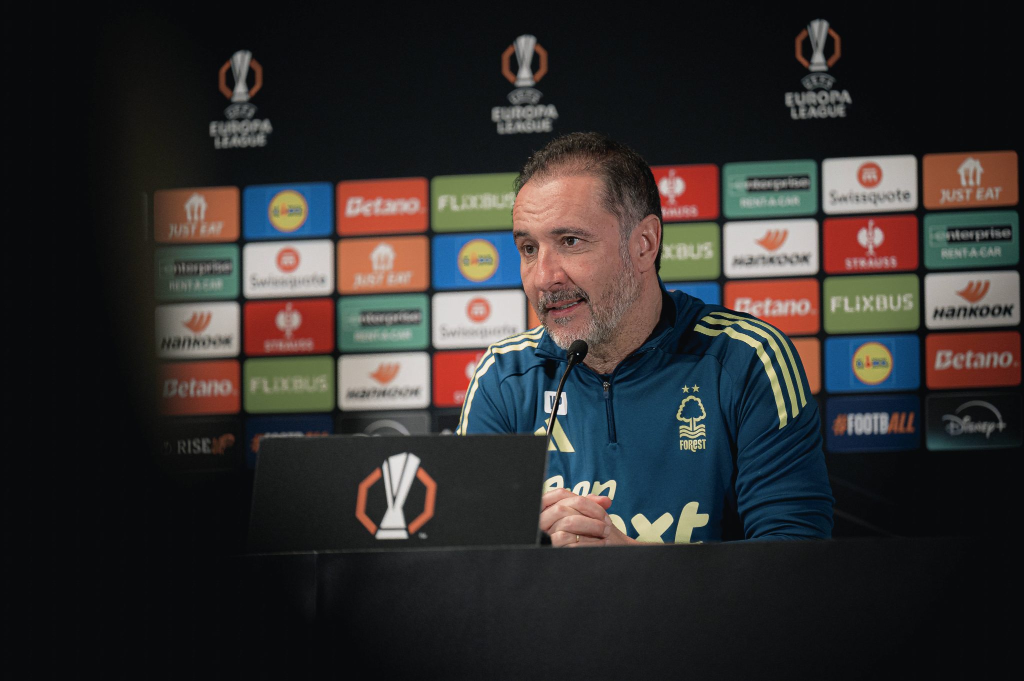 V&iacute;tor Pereira ter&aacute; de superar contrastes para salvar o Forest na temporada