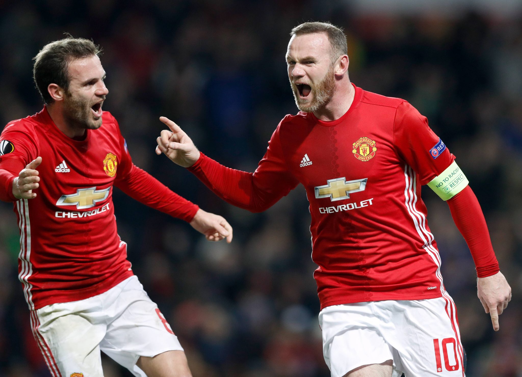 Wayne Rooney comemora seu gol pelo Manchester United com Juan Mata