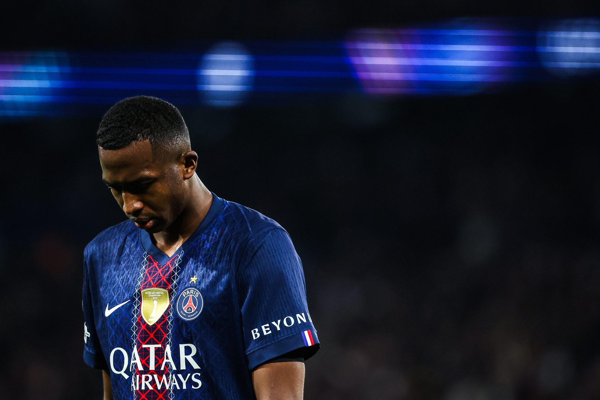 William Pacho sai cabisbaixo em jogo do PSG