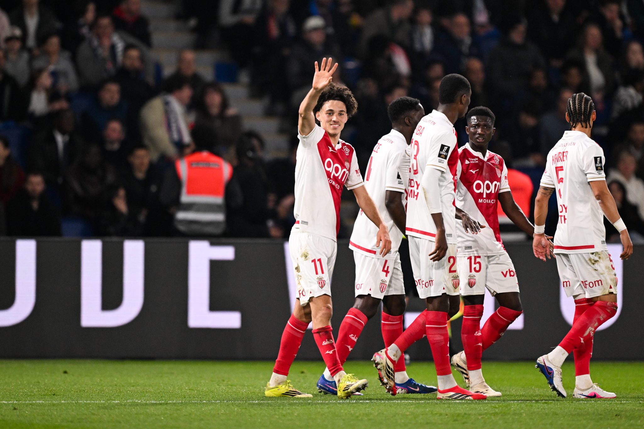 Akliouche celebra gol pelo Monaco