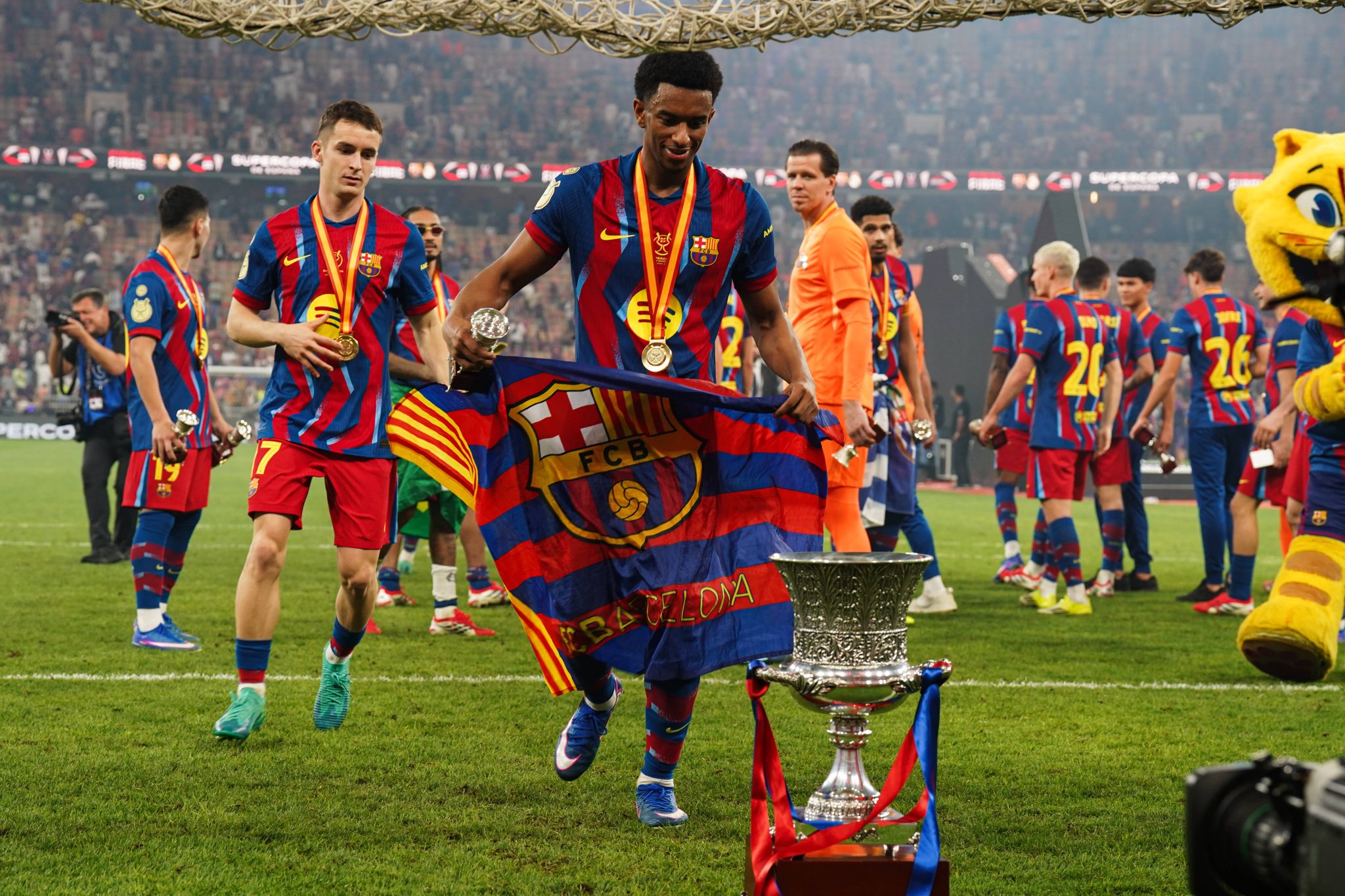 Alejandro Balde celebra o t&iacute;tulo da Supercopa da Espanha pelo Barcelona