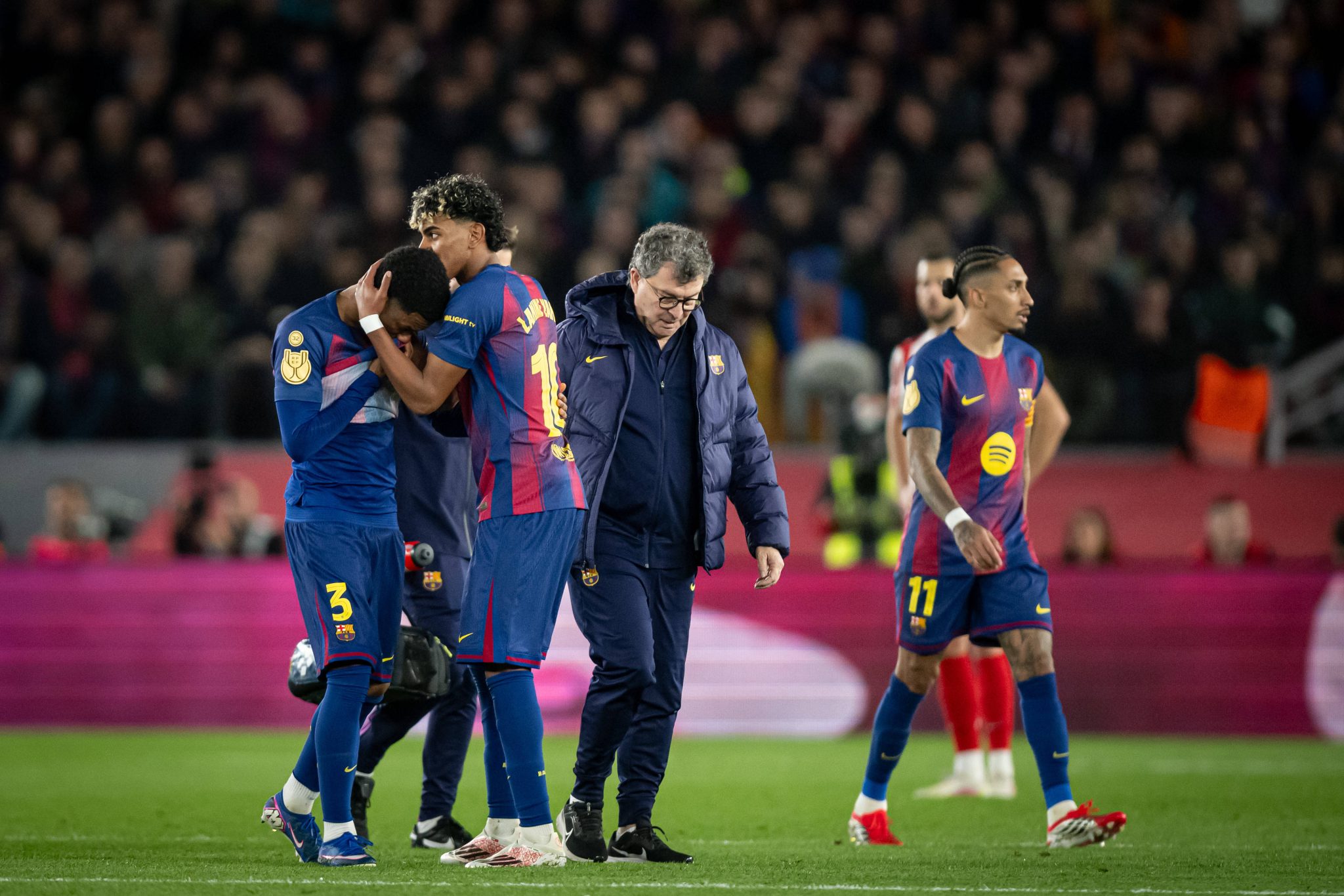 Alejandro Balde foi substitu&iacute;do ap&oacute;s sentir les&atilde;o em partida do Barcelona