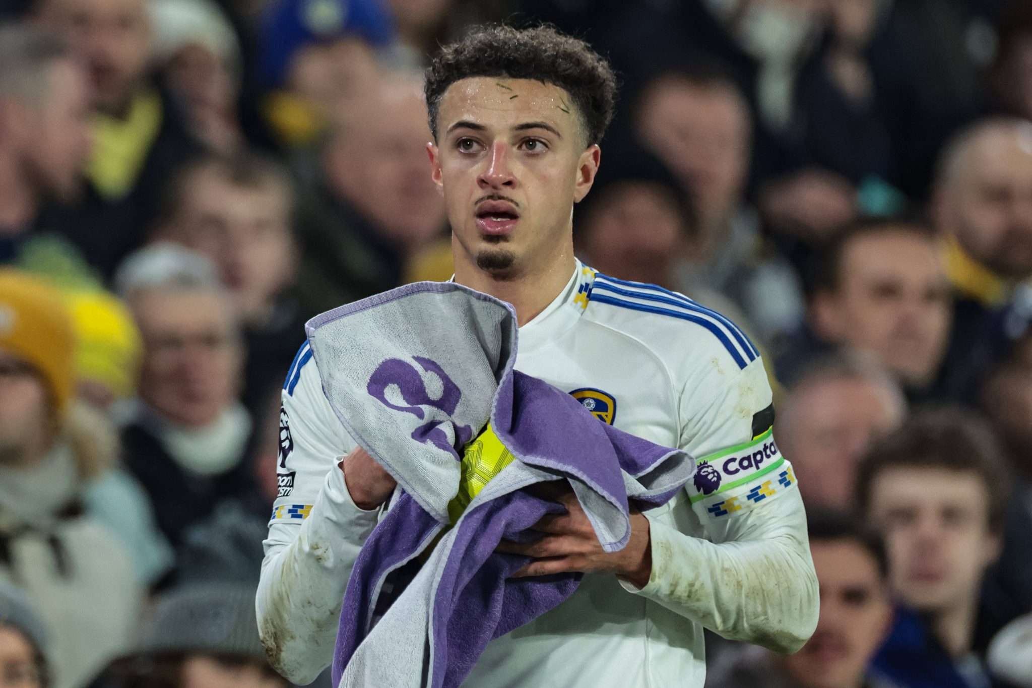 Ampadu antes de cobrar um lateral na &aacute;rea