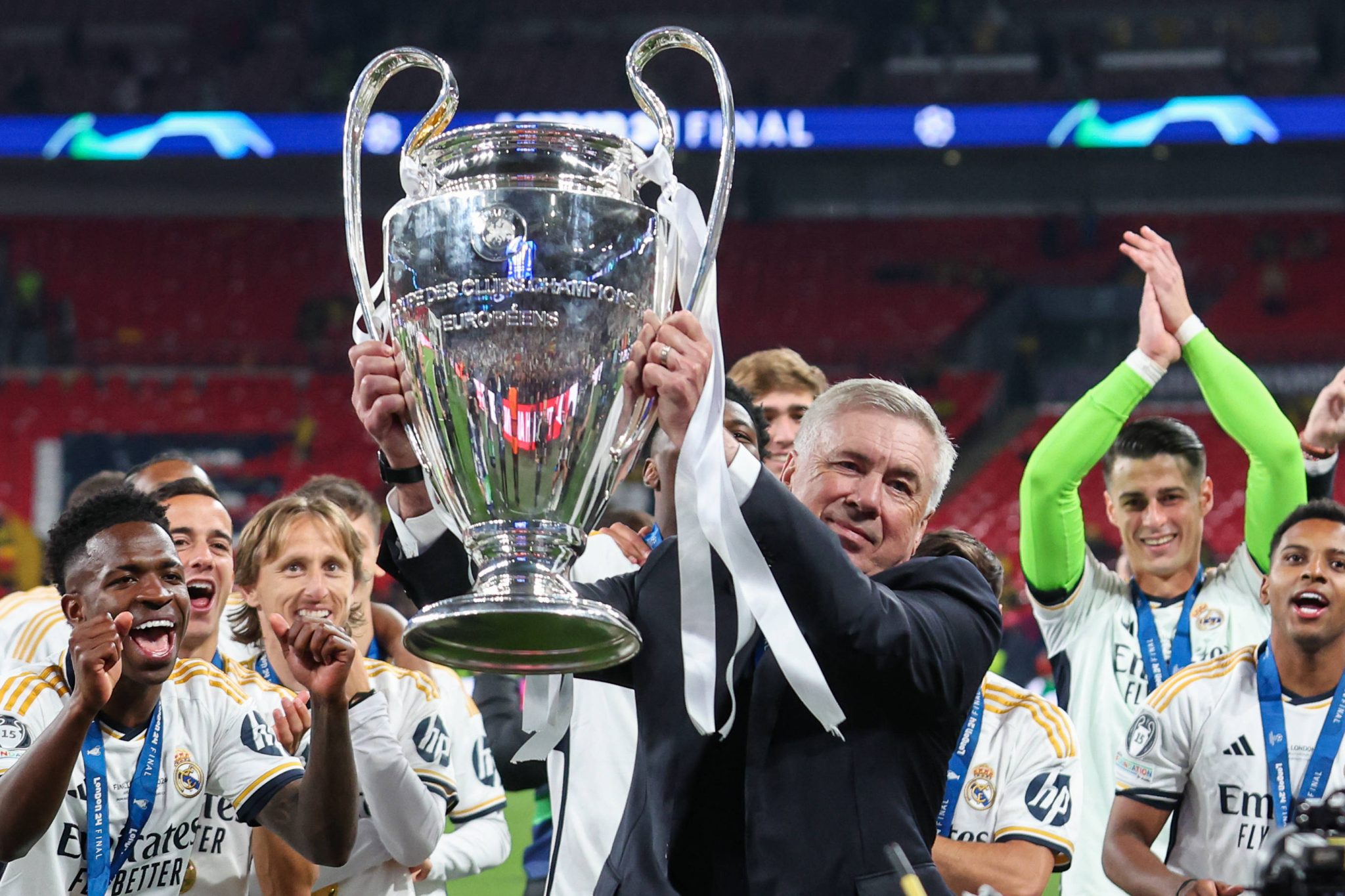 Ancelotti com a ta&ccedil;a da Champions League