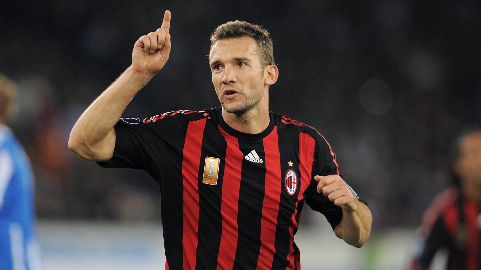 Shevchenko: &lsquo;Ele est&aacute; no caminho certo, mas n&atilde;o lhe pe&ccedil;am para ser Ibrahimovic&rsquo;