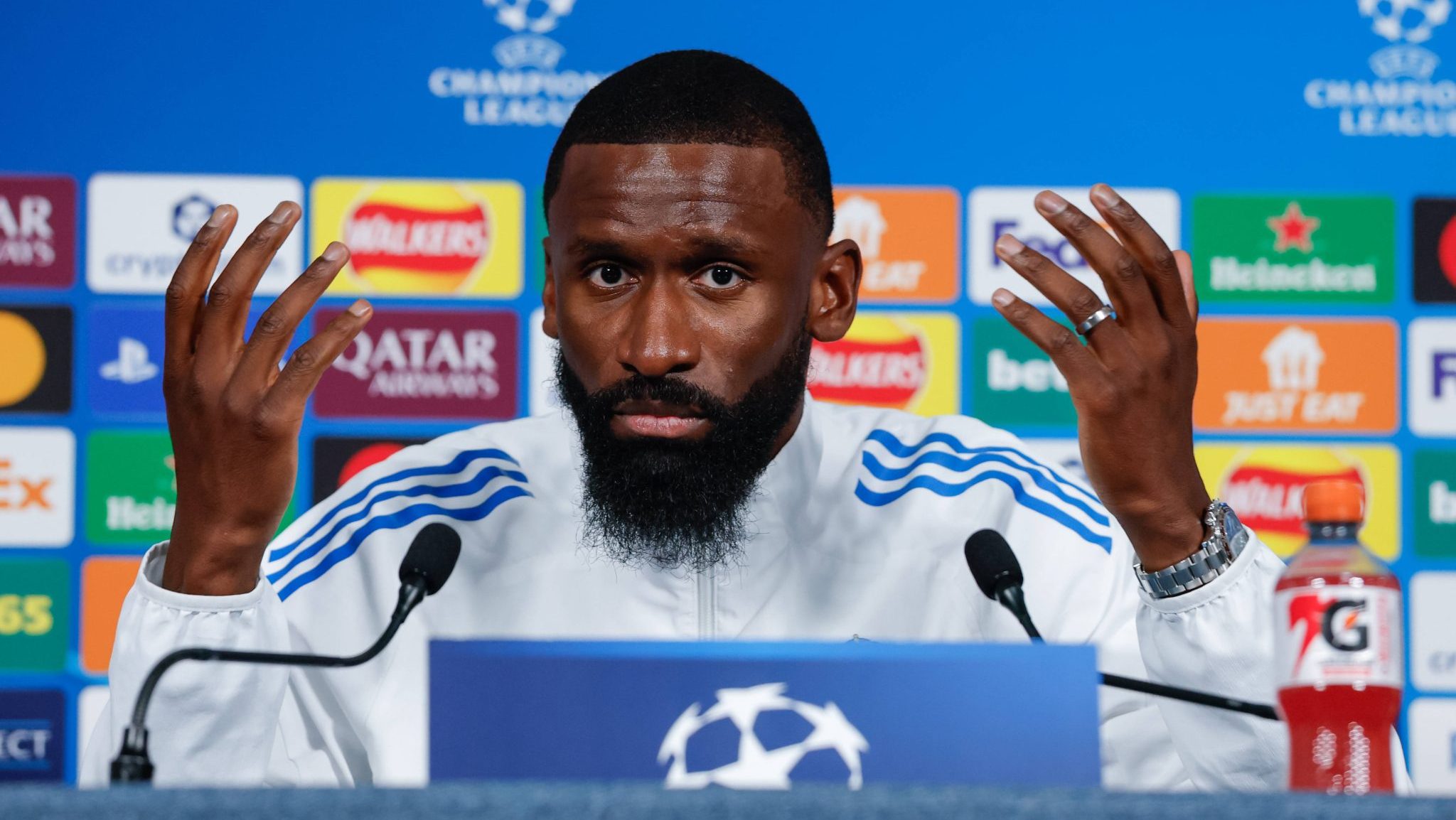 &lsquo;Se eu quisesse, ele n&atilde;o teria levantado&rsquo;: Zagueiro do Real Madrid ironiza joelhada em rival