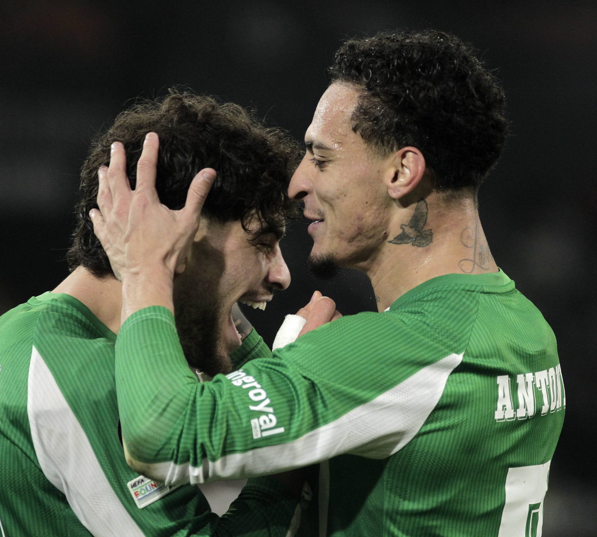 Ezzalzouli e Antony comemoram gol do Betis