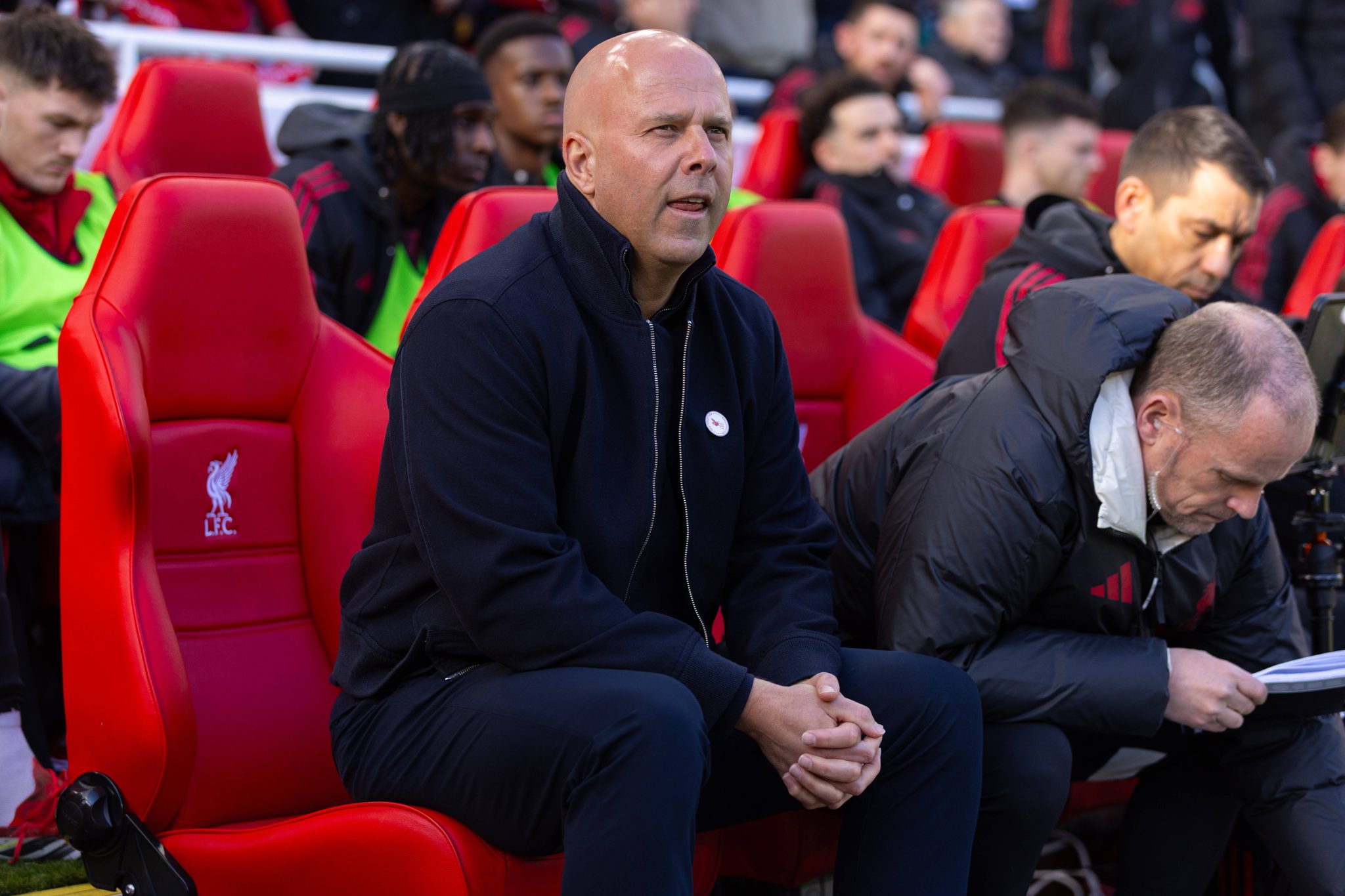 Arne Slot durante jogo do Liverpool em Anfield