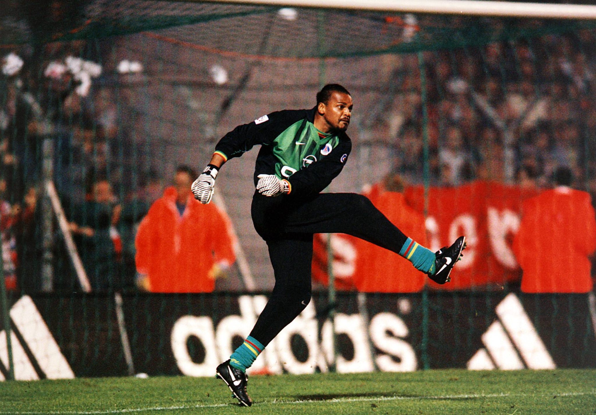 Bernard Lama em atua&ccedil;&atilde;o pelo PSG (Foto: IMAGO / Panoramic by PsnewZ)