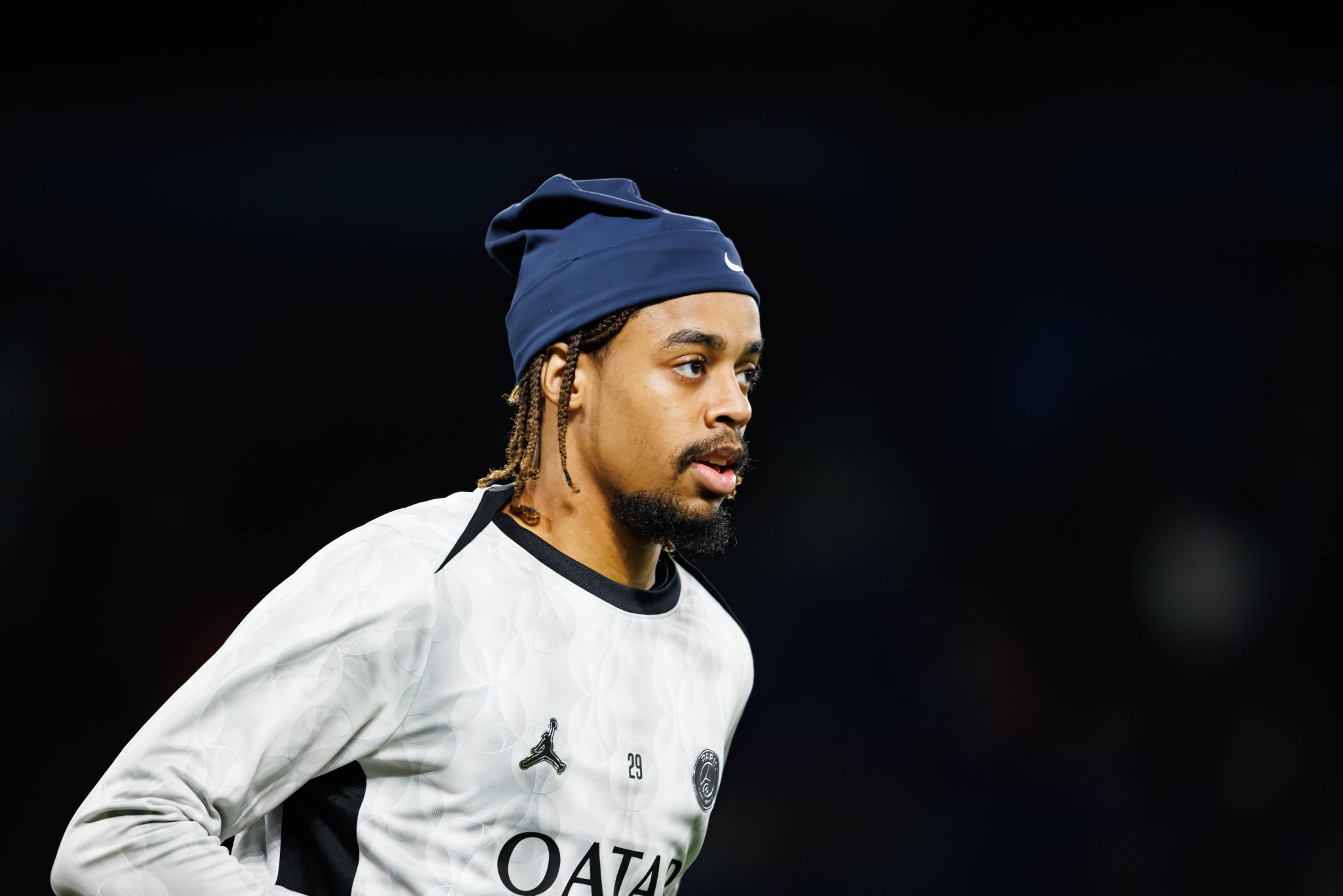 Bradley Barcola durante aquecimento pelo PSG (Foto: IMAGO / Ball Raw Images)