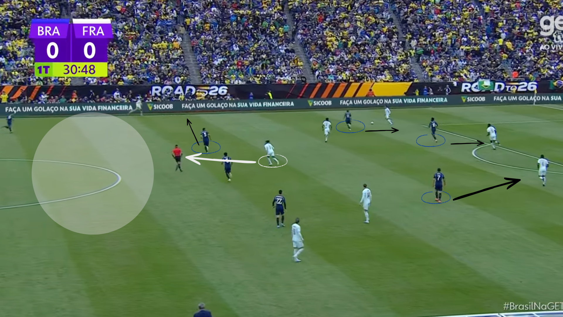 Olise desce para ajudar na constru&ccedil;&atilde;o e usa espa&ccedil;o criado entrelinhas