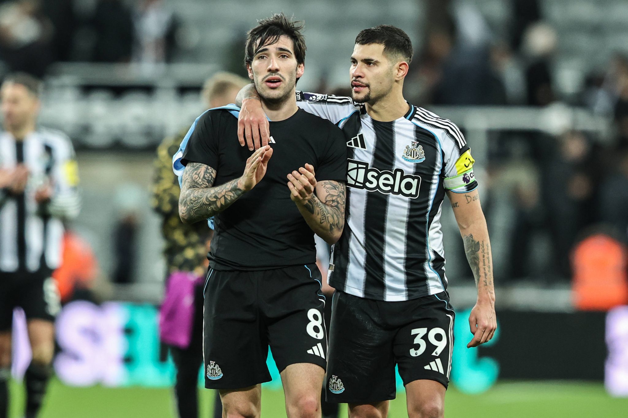 Sandro Tonali e Bruno Guimar&atilde;es pelo Newcastle (Foto: Imago/News Images)