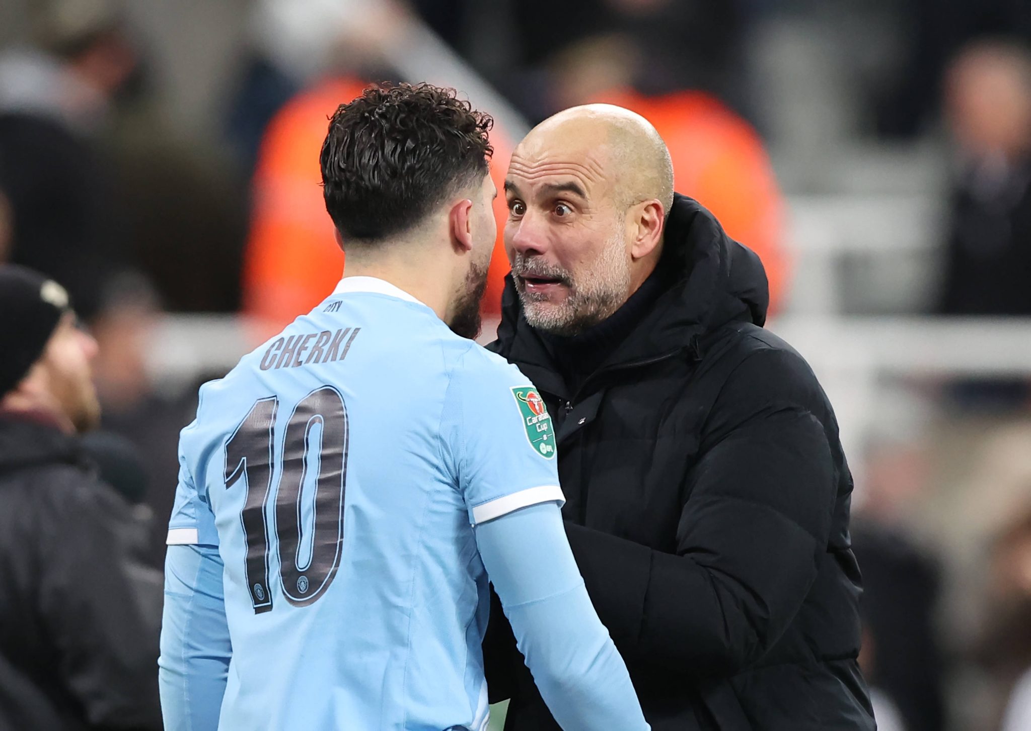 Cherki e Guardiola conversam após partida do Manchester City