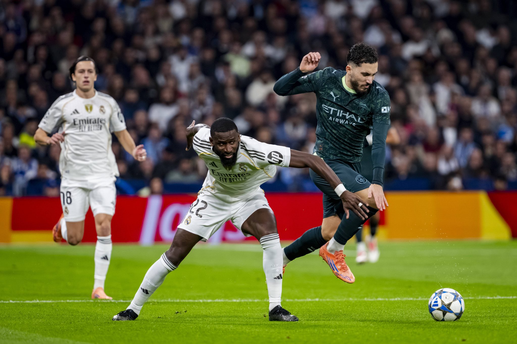 Cherki passa por Rüdiger em jogo entre Manchester City e Real Madrid