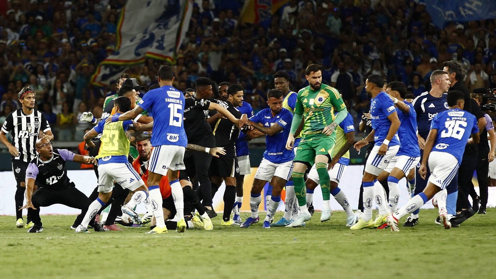 Cruzeiro x Atl&eacute;tico-MG &eacute; jogo com mais expuls&otilde;es no Brasil, mas n&atilde;o bate recorde mundial