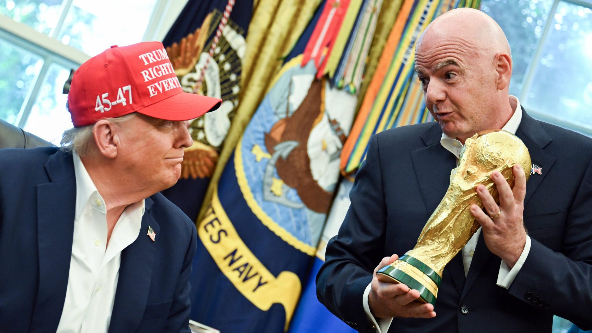 Donald Trump e Gianni Infantino com a ta&ccedil;a da Copa do Mundo (Foto: Imago/Cover-Images)