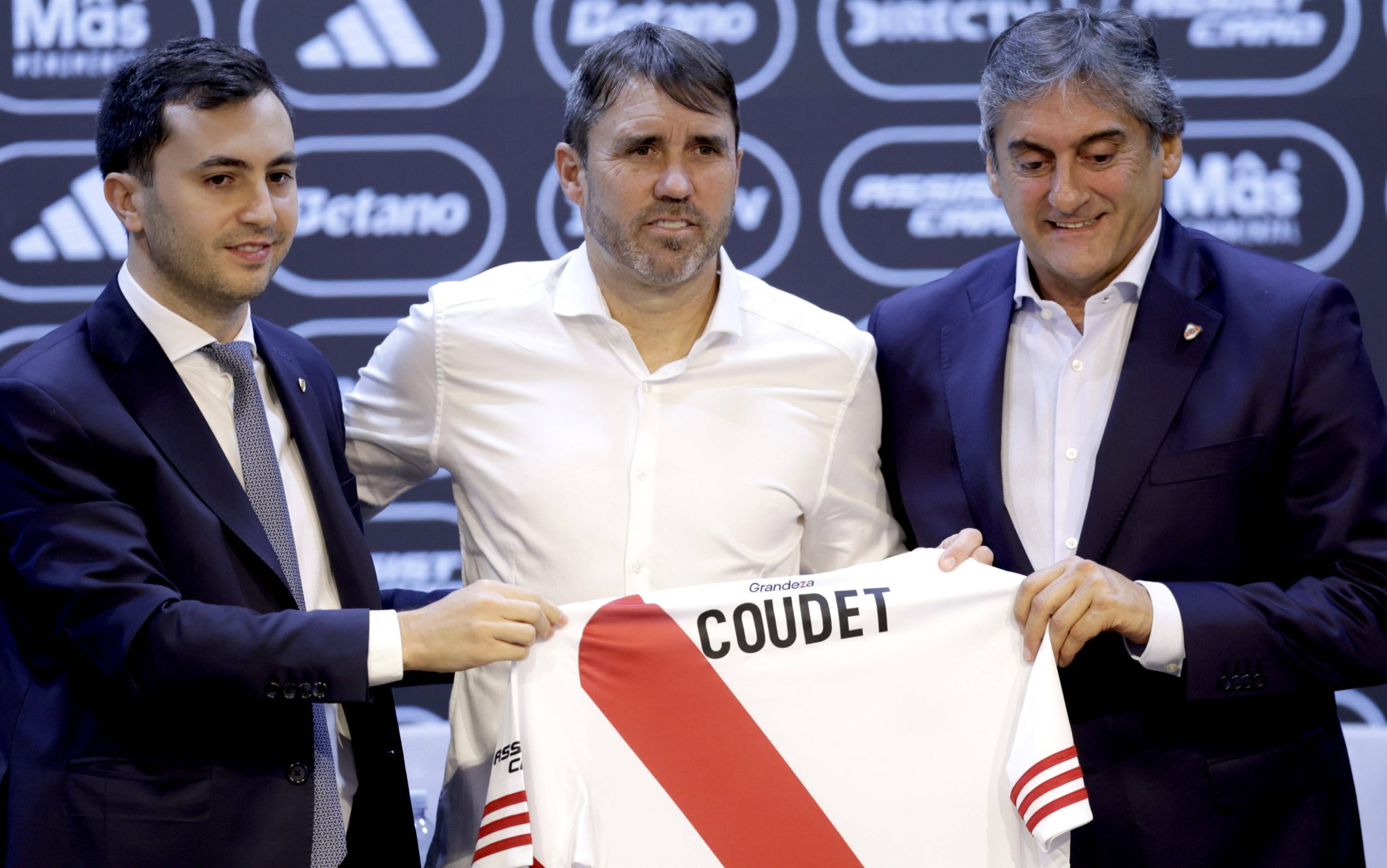 Coudet durante sua apresenta&ccedil;&atilde;o no River Plate