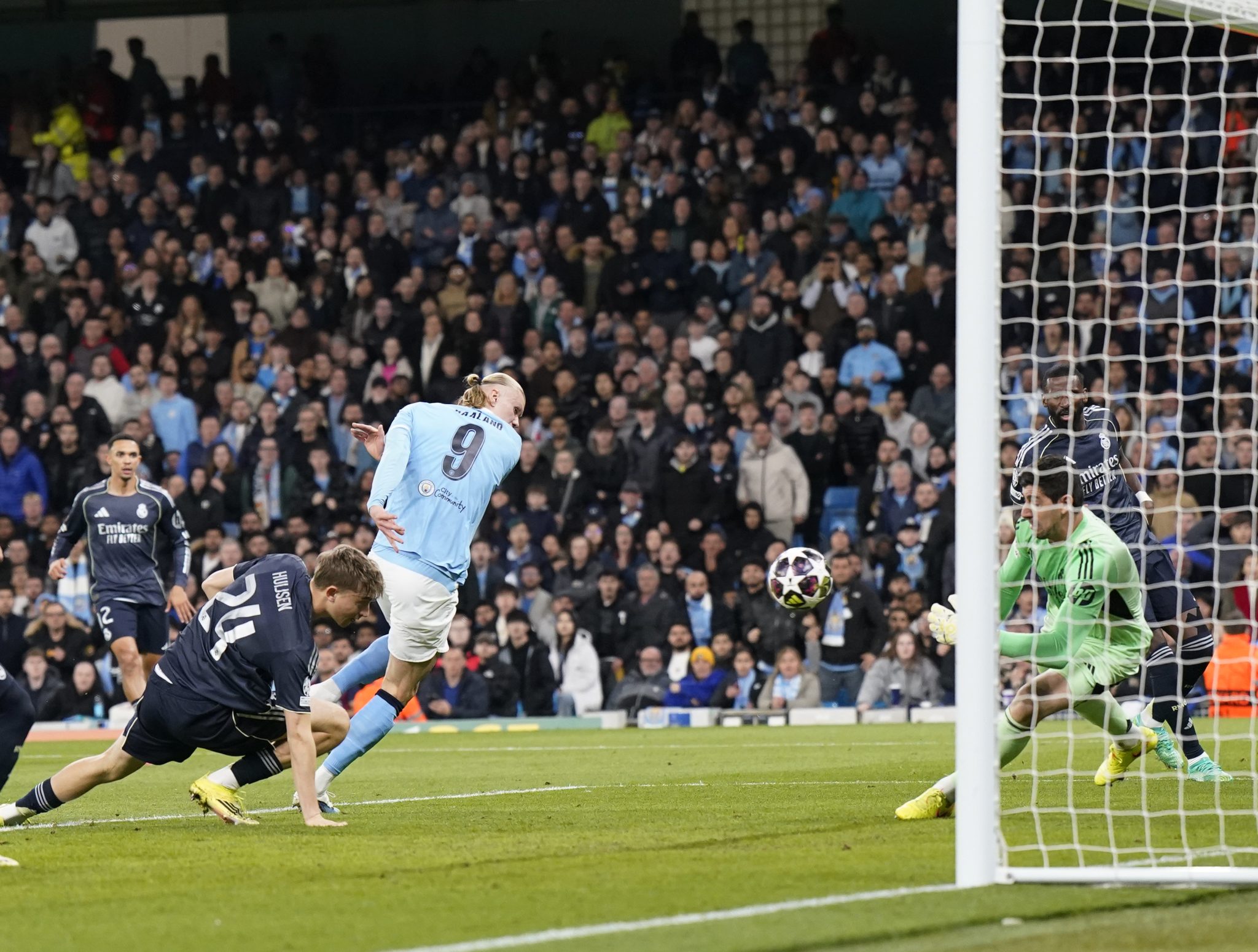 Courtois defende grande chance de Haaland