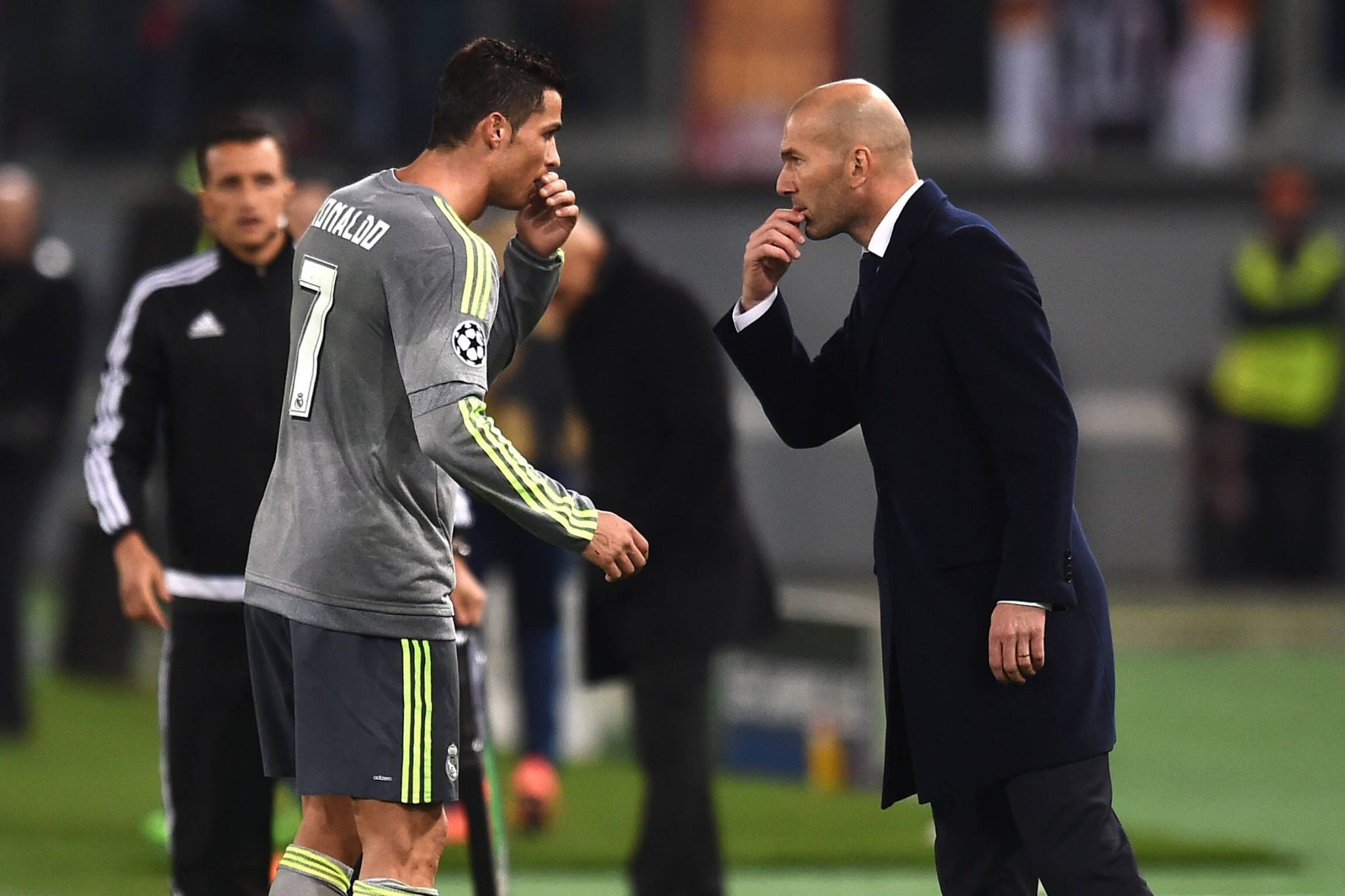Cristiano Ronaldo e Zidane em jogo do Real Madrid, em 2016