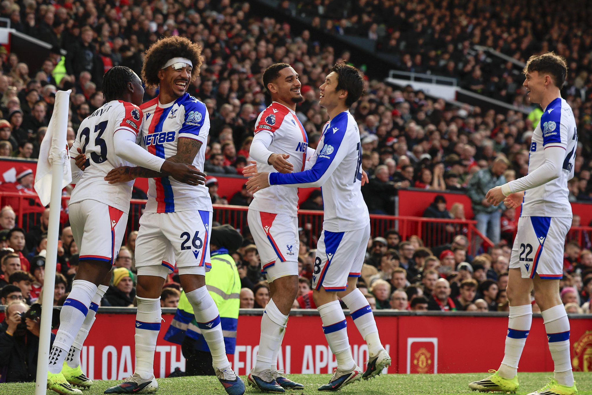 Jogadores do Crystal Palace comemoram gol de Lacroix