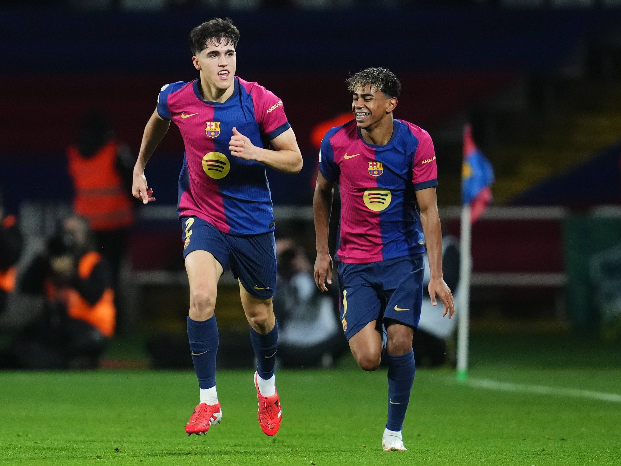 Cubars&iacute; e Yamal celebram gol do Barcelona