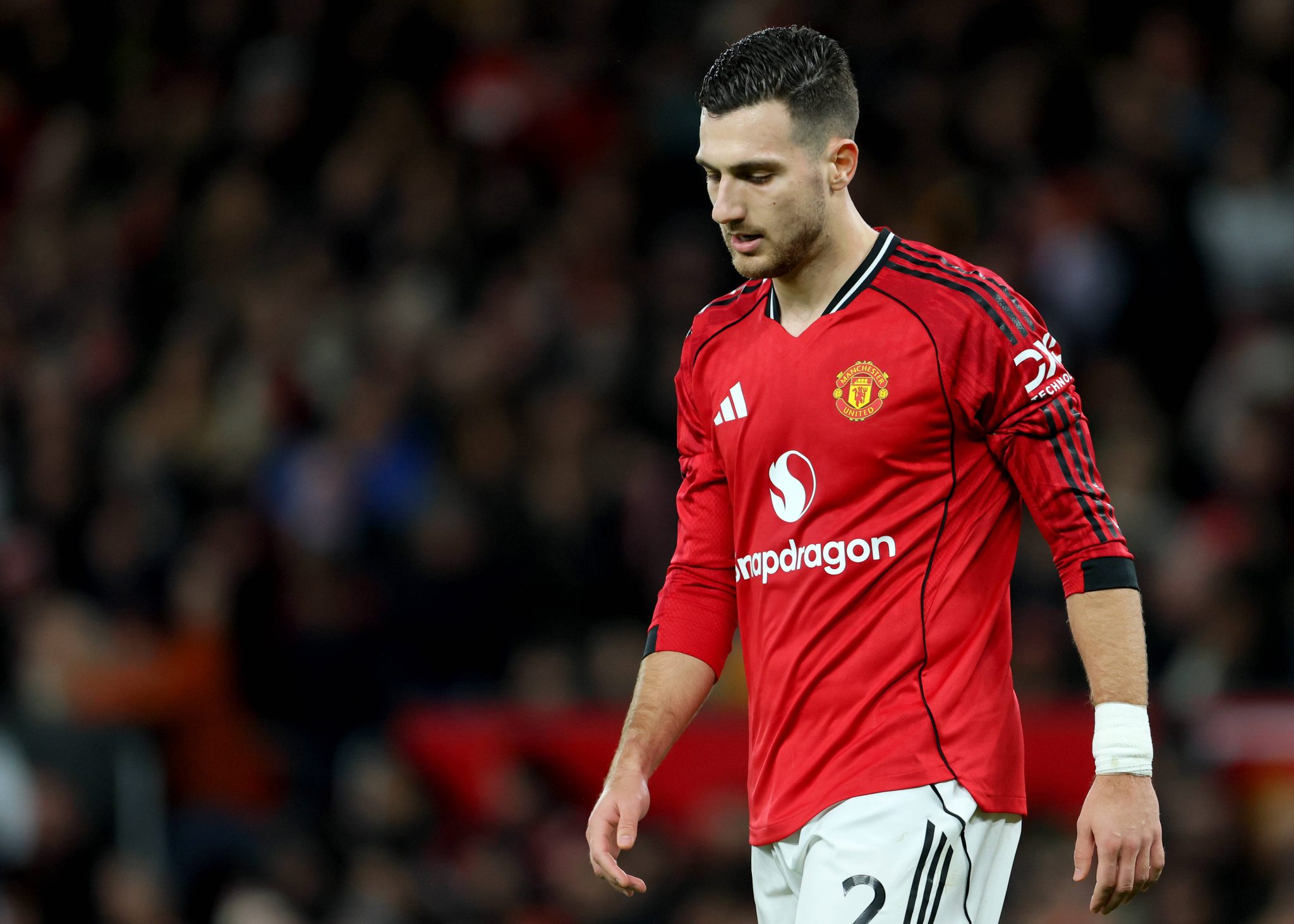 Dalot cabisbaixo durante jogo do United