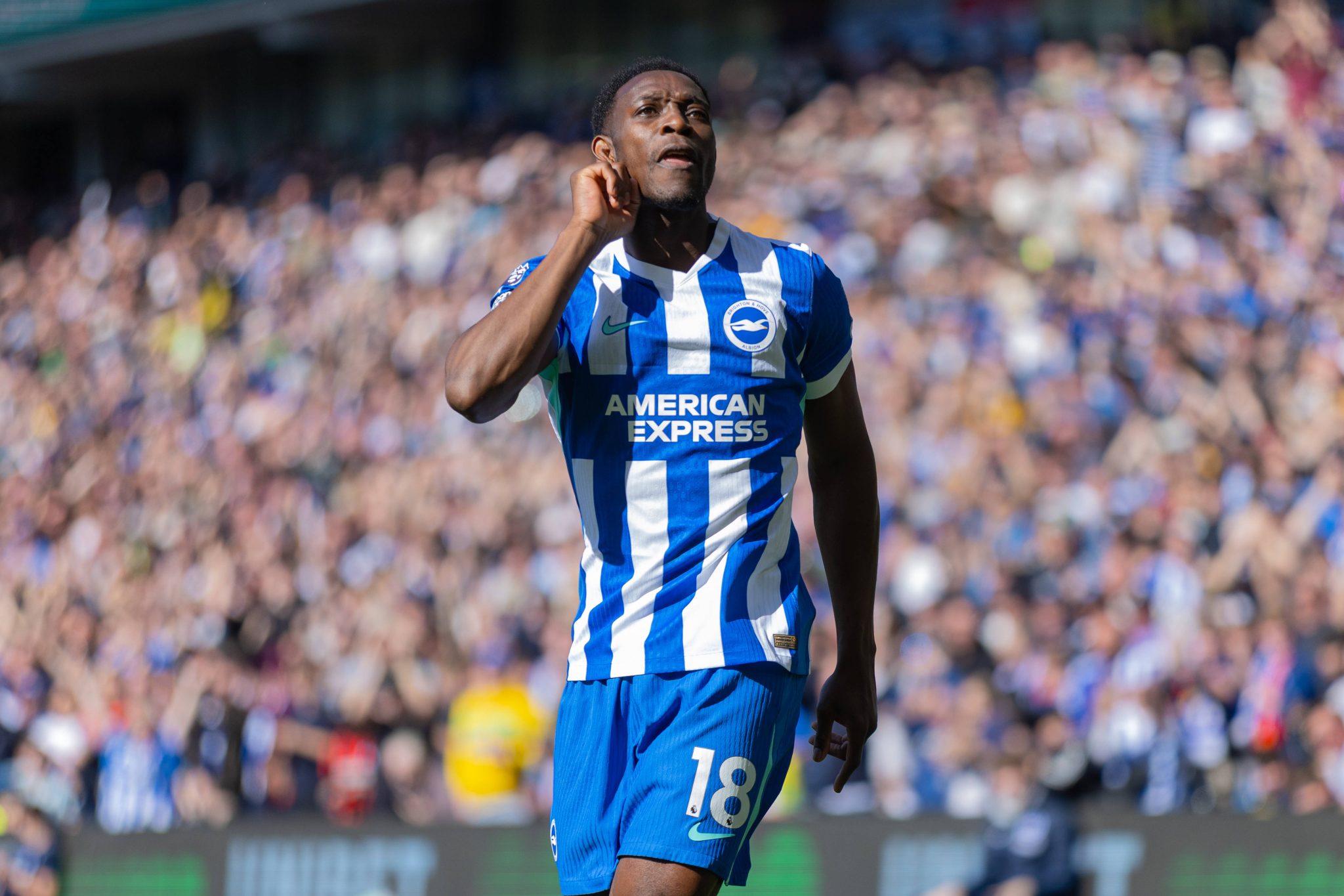 Danny Welbeck comemora gol do Brighton sobre Liverpool (Foto: Imago/Propaganda Photo)