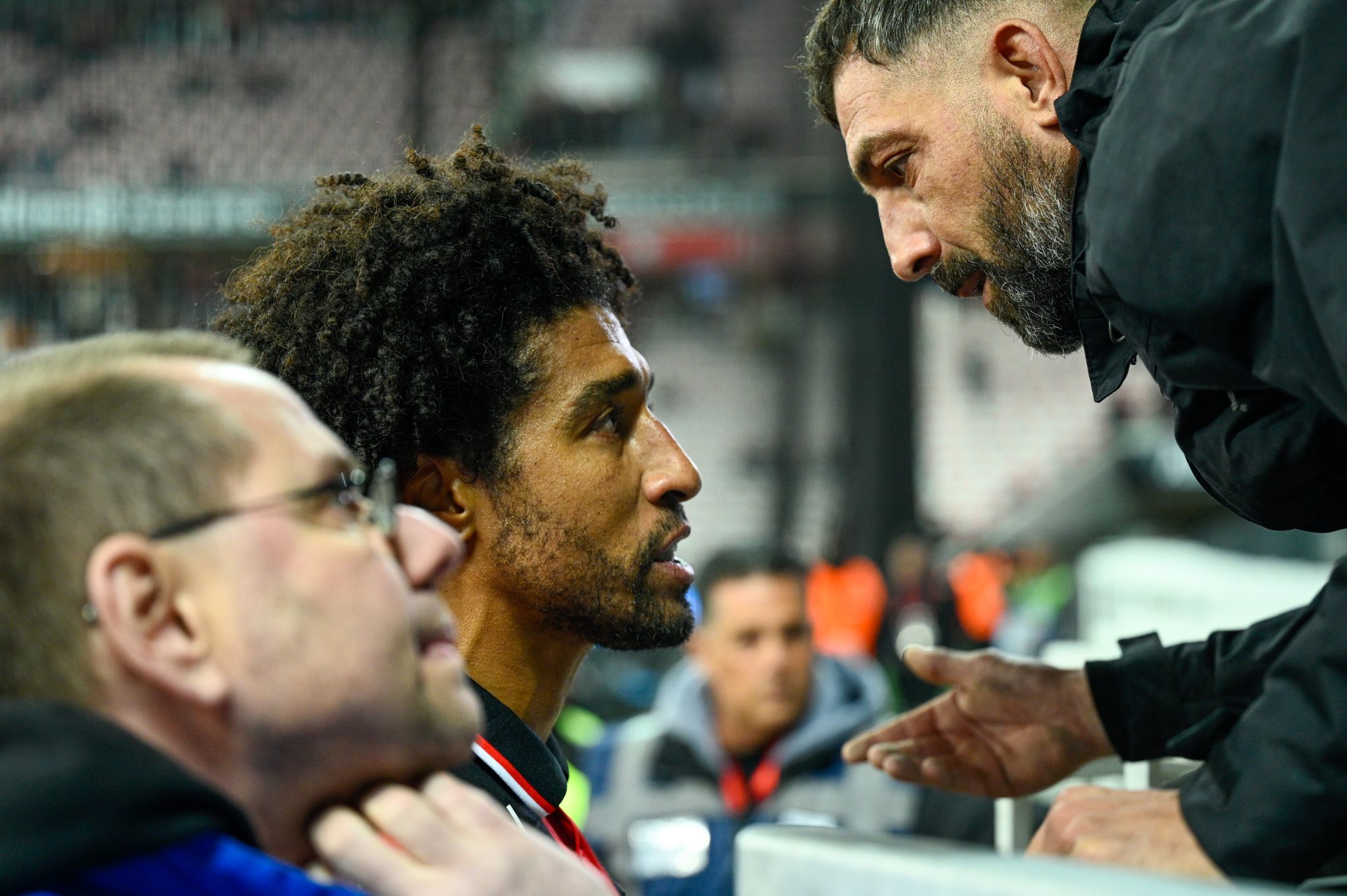 Dante conversa com torcedor do Nice ap&oacute;s derrota