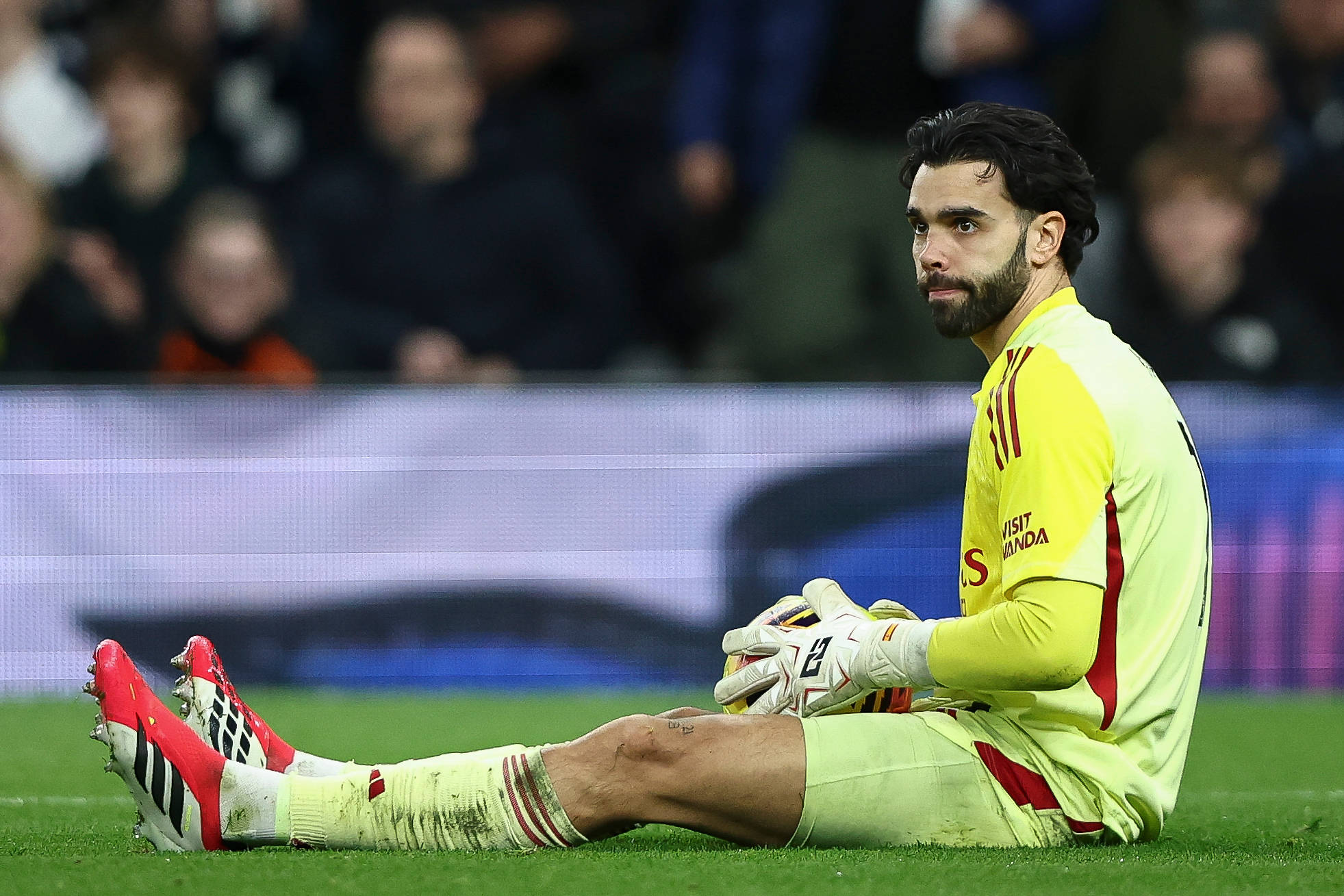 David Raya, goleiro do Arsenal, ca&iacute;do no gramado