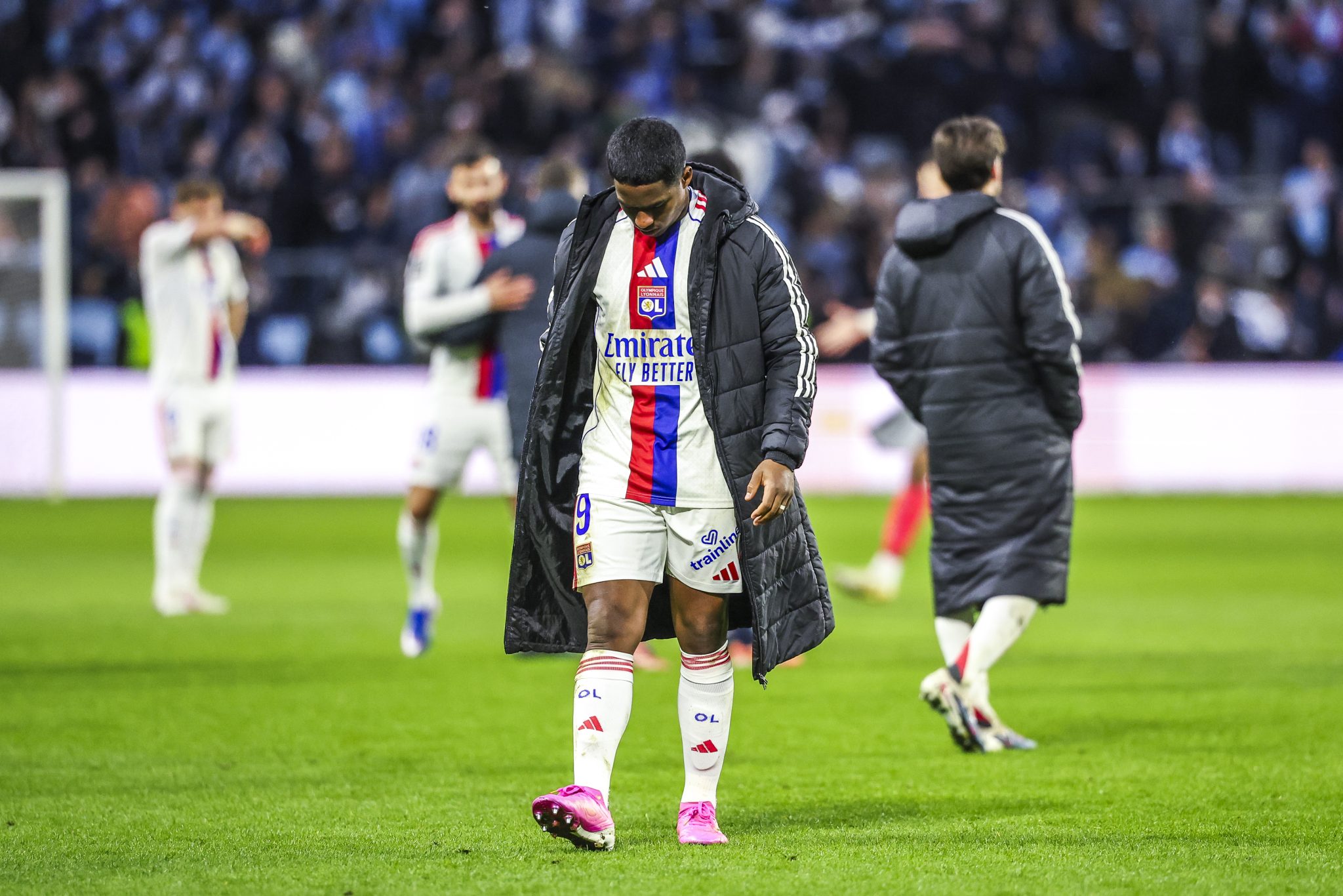Endrick cabisbaixo ap&oacute;s jogo do Lyon 