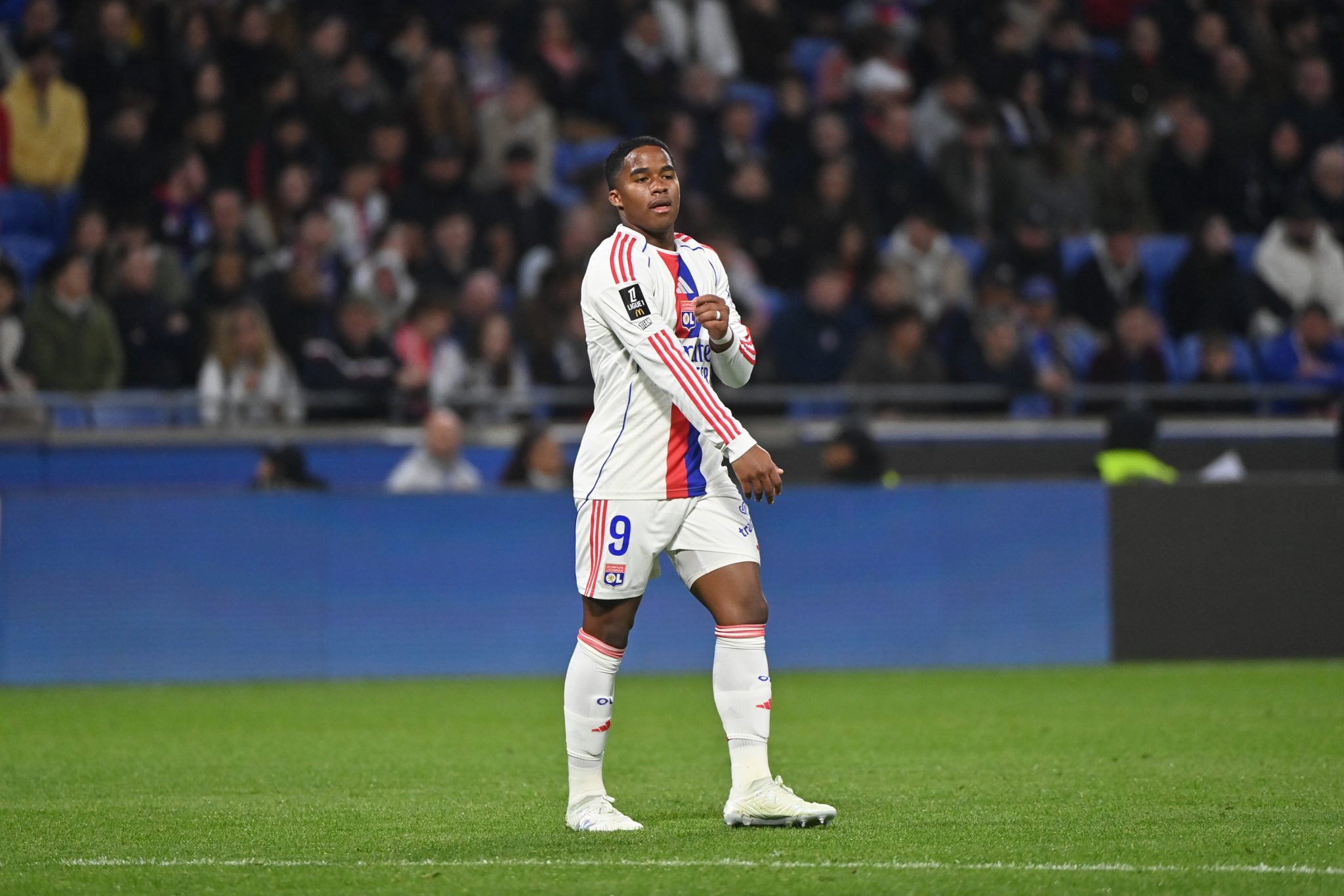 Endrick em campo contra o Paris FC