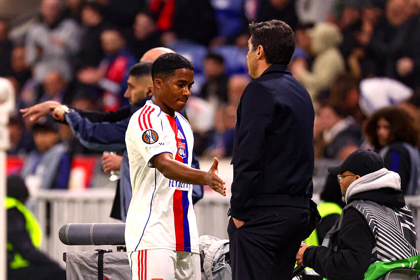 Endrick, atacante do Lyon, sendo substitu&iacute;do em duelo com o Celta de Vigo pela Europa League