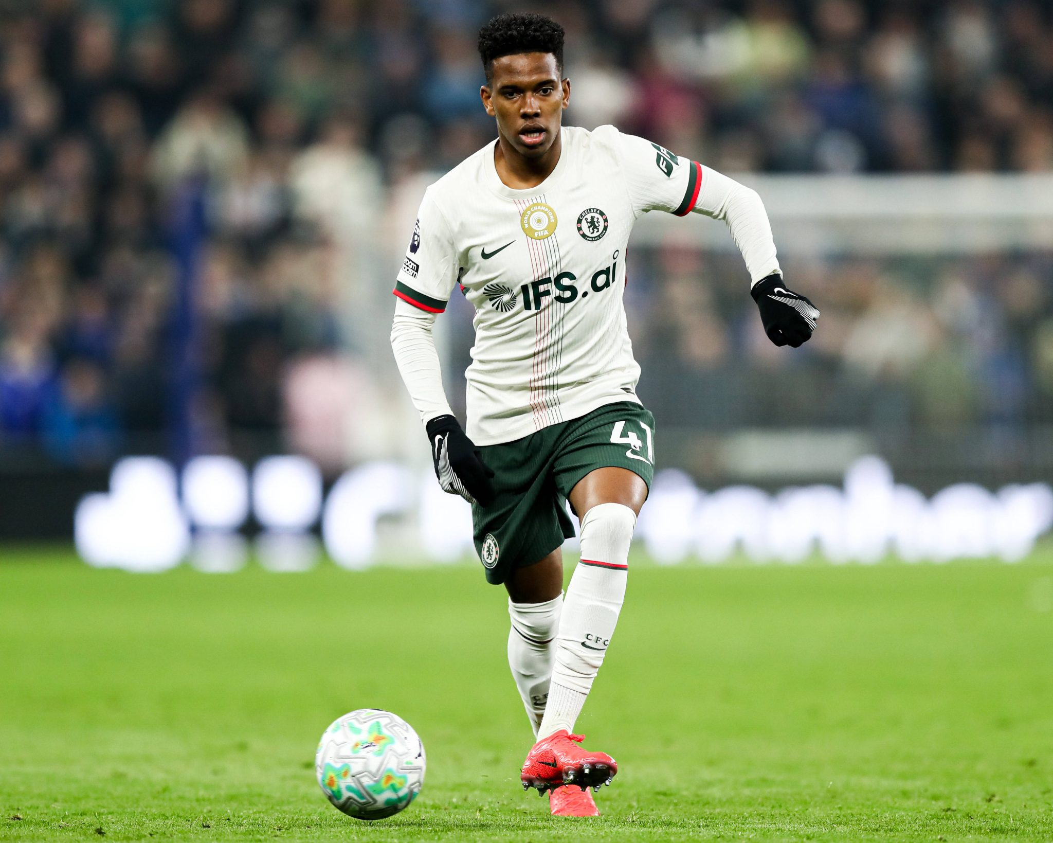 Est&ecirc;v&atilde;o entrou no segundo tempo contra o Everton