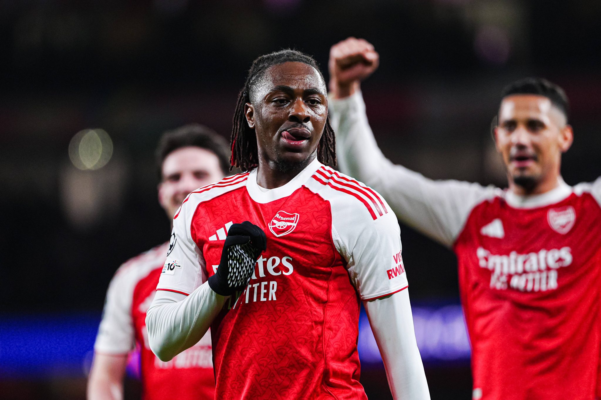 Arsenal se classifica na Champions League em jogo de duas respostas ao torcedor