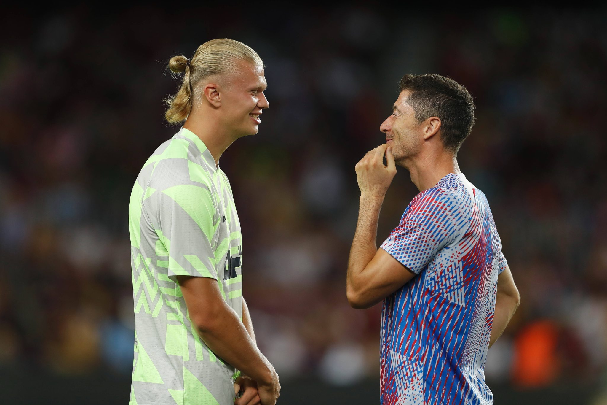 Haaland e Lewandowski conversam