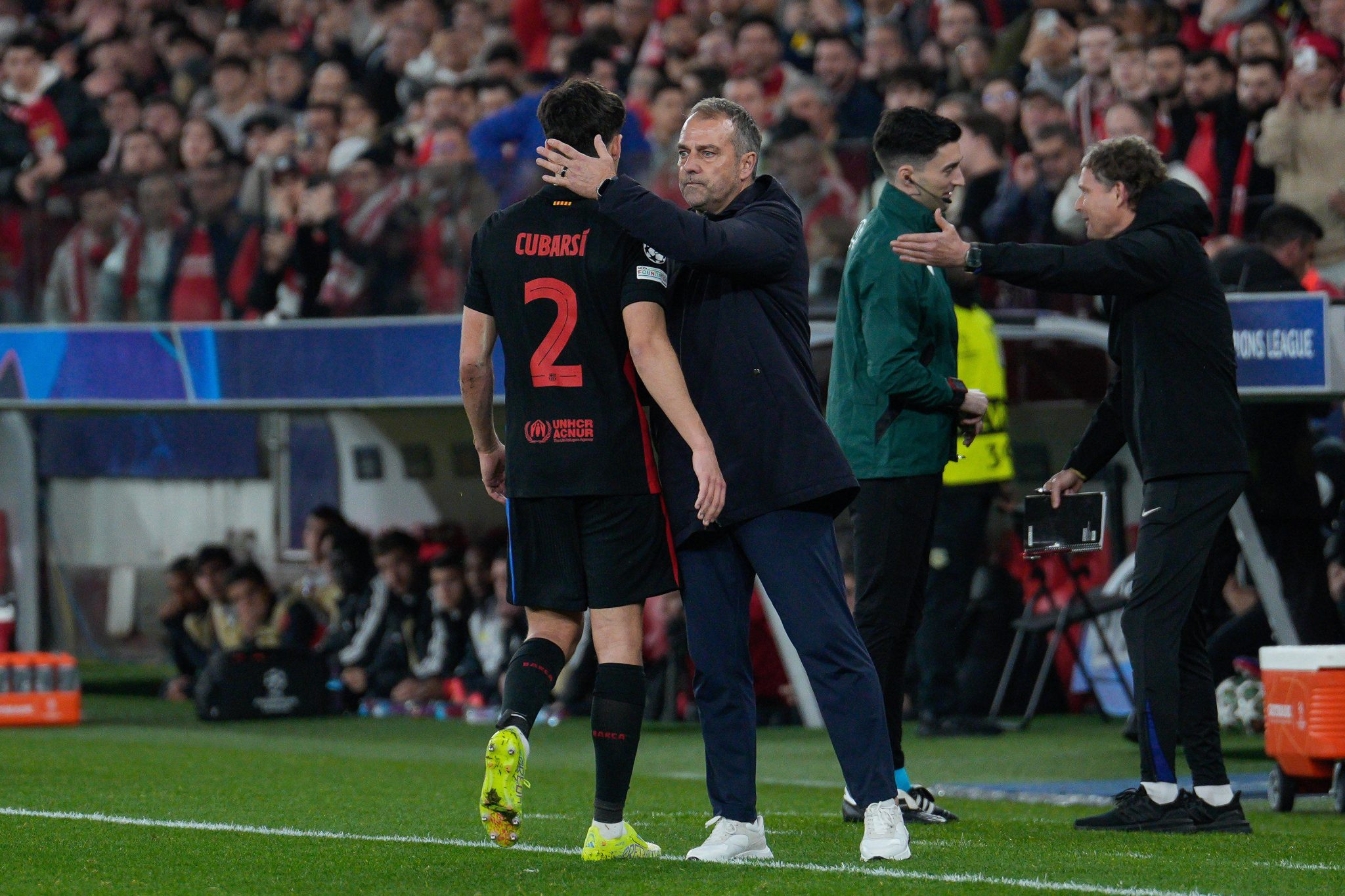 Cubars&iacute; e Hansi Flick em jogo do Barcelona 