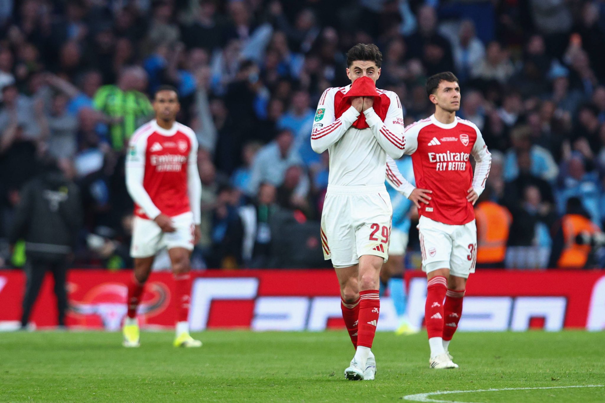Jogadores do Arsenal cabisbaixos durante final da Copa da Liga Inglesa (Foto: Craig Mercer / Action Photos / Imago)