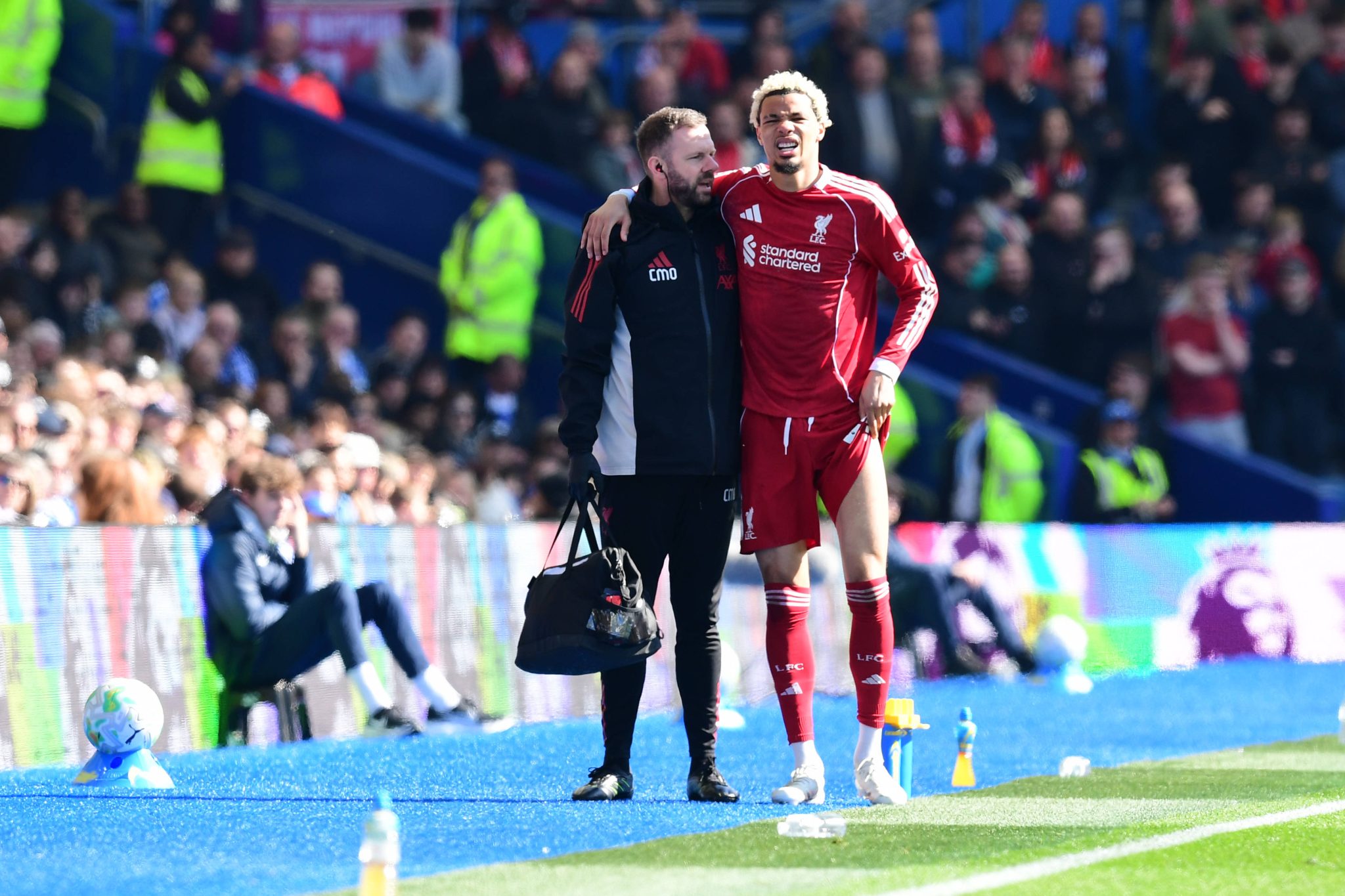 Hugo Ekitik&eacute; precisou ser substitu&iacute;do por les&atilde;o durante Brighton x Liverpool (Foto: Imago/Pro Sports Images)