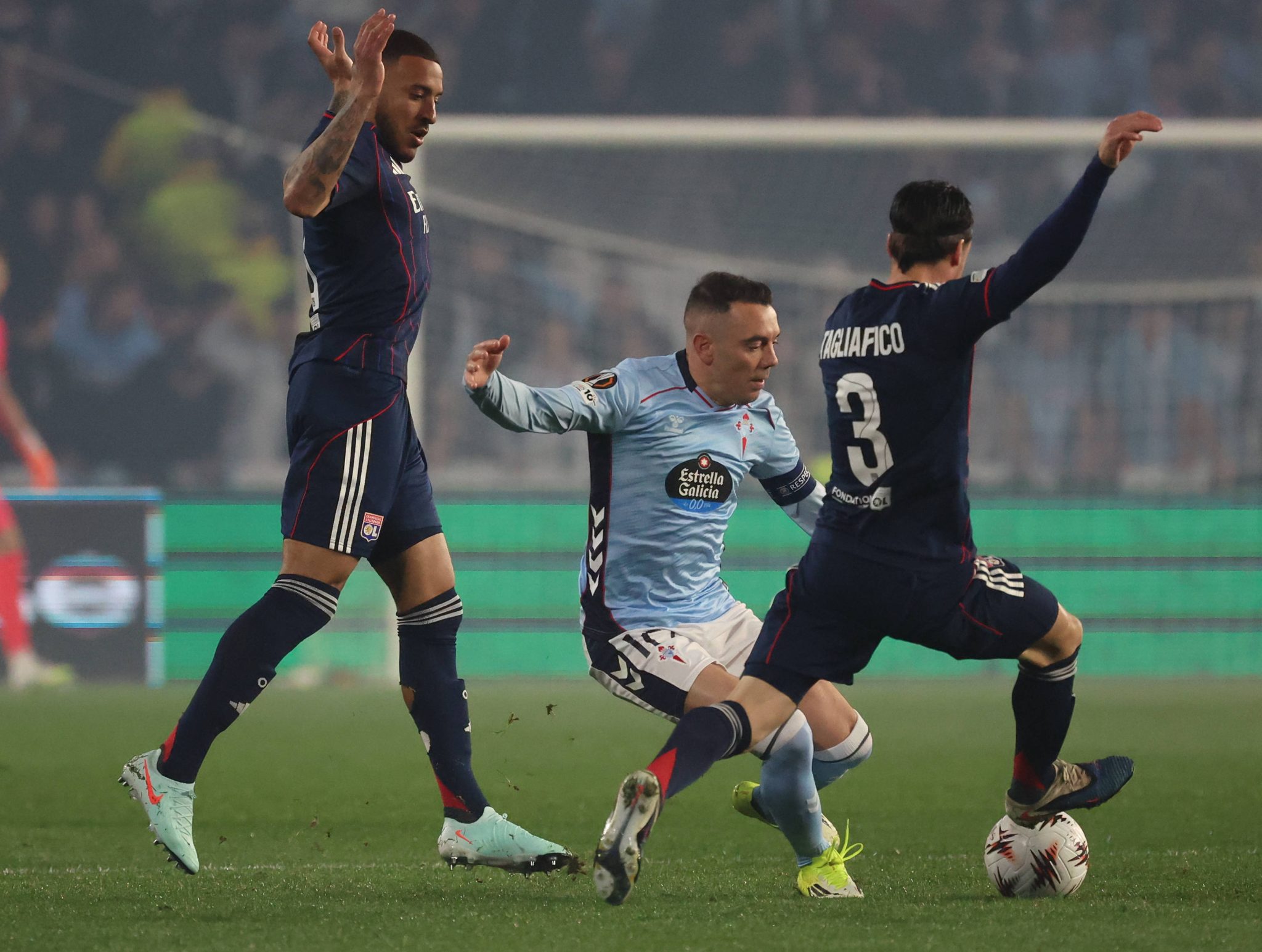 Iago Aspas e Tagliafico em dividida
