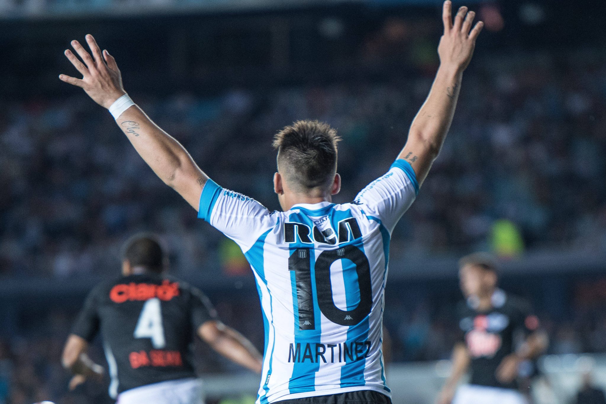 Lautaro Mart&iacute;nez em a&ccedil;&atilde;o pelo Racing. Foto: Sebastian Frej/via IMAGO