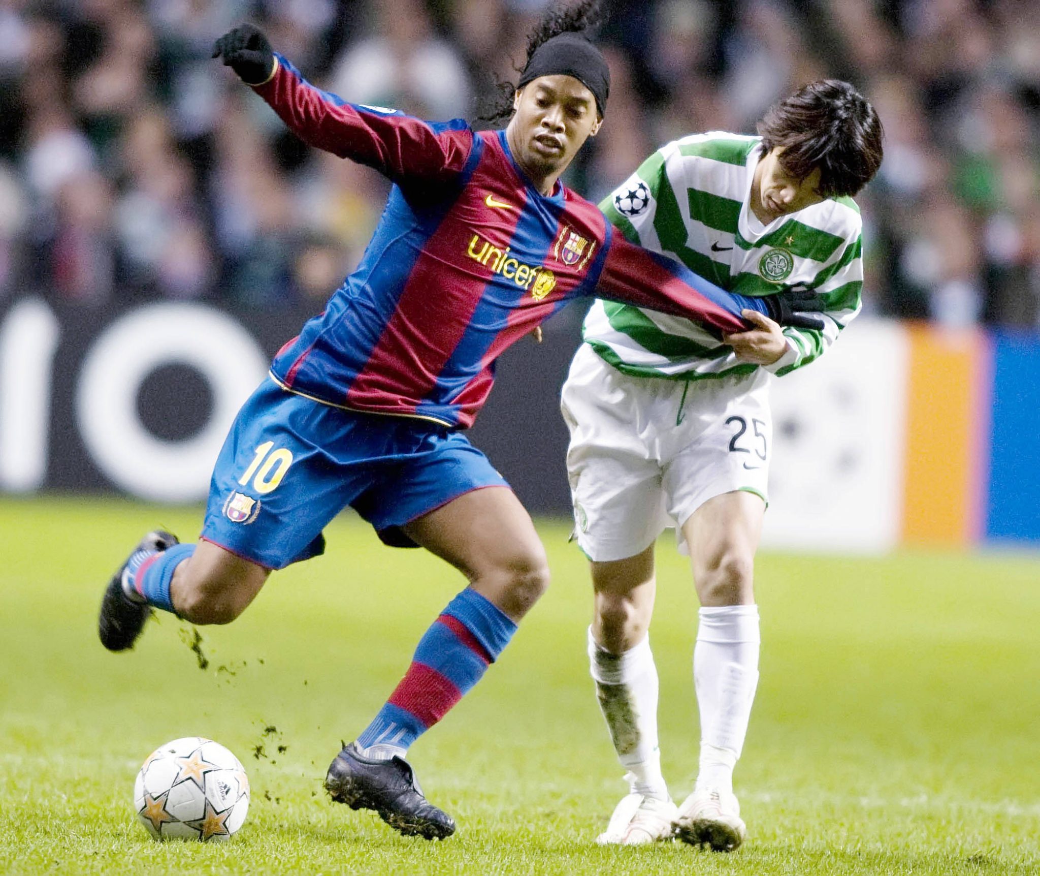 Nakamura enfrentou Ronaldinho pelo Celtic. Foto: IMAGO/Newscom World