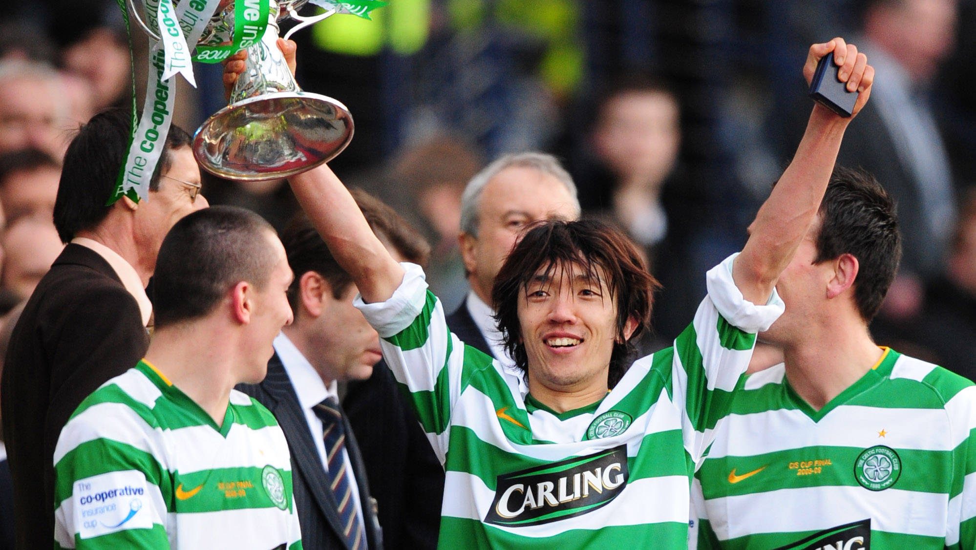 Ex-Arsenal reencontra Nakamura quase duas d&eacute;cadas ap&oacute;s ser presenteado com chuteira